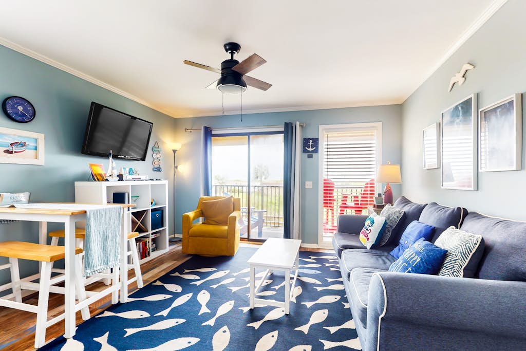 Amenity-rich condo 50-yard walk to beach with pools, gym, tennis & playground — Hilton Head, SC — vacation rental