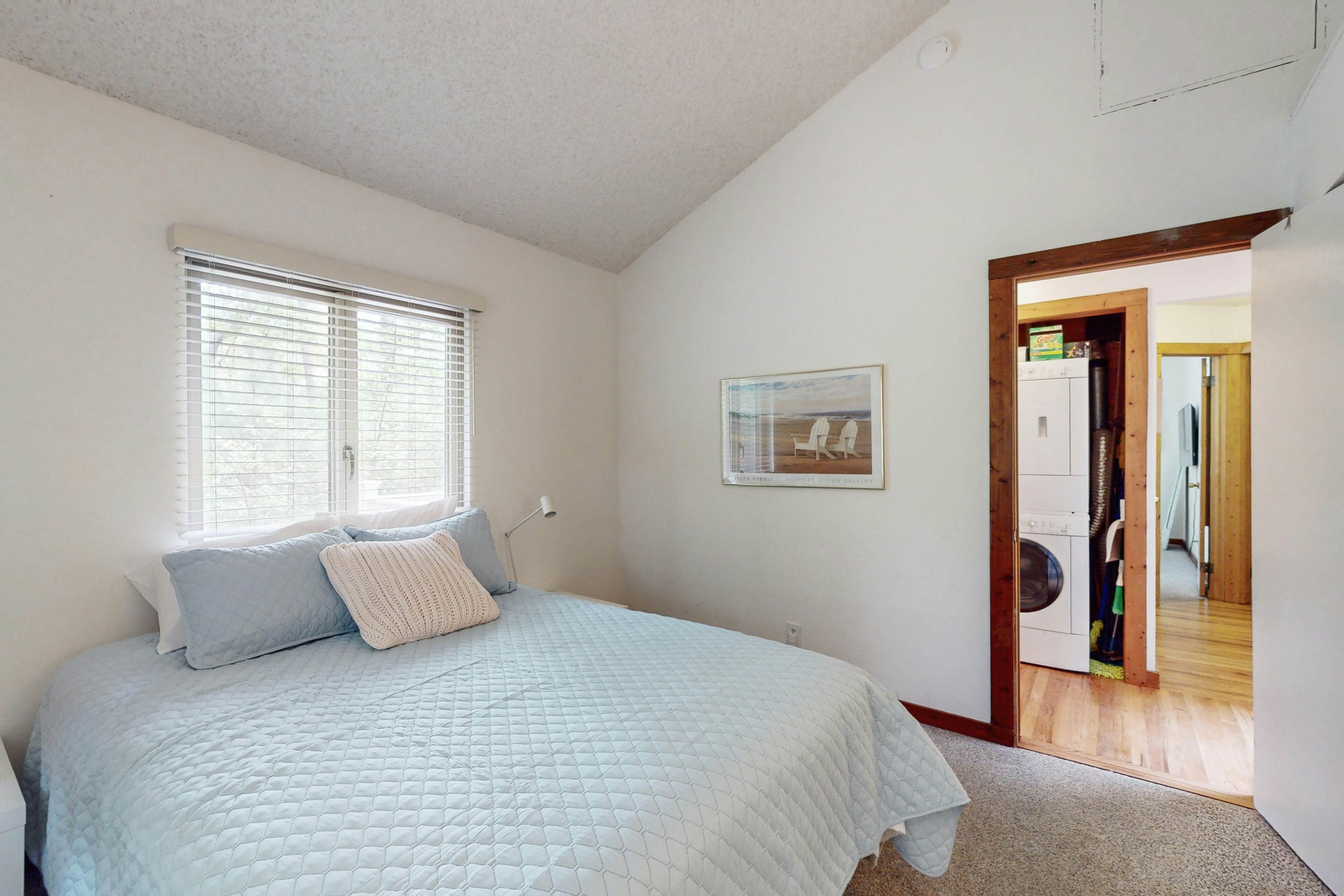 Middlesex Beach - 137 Evergreen Rd