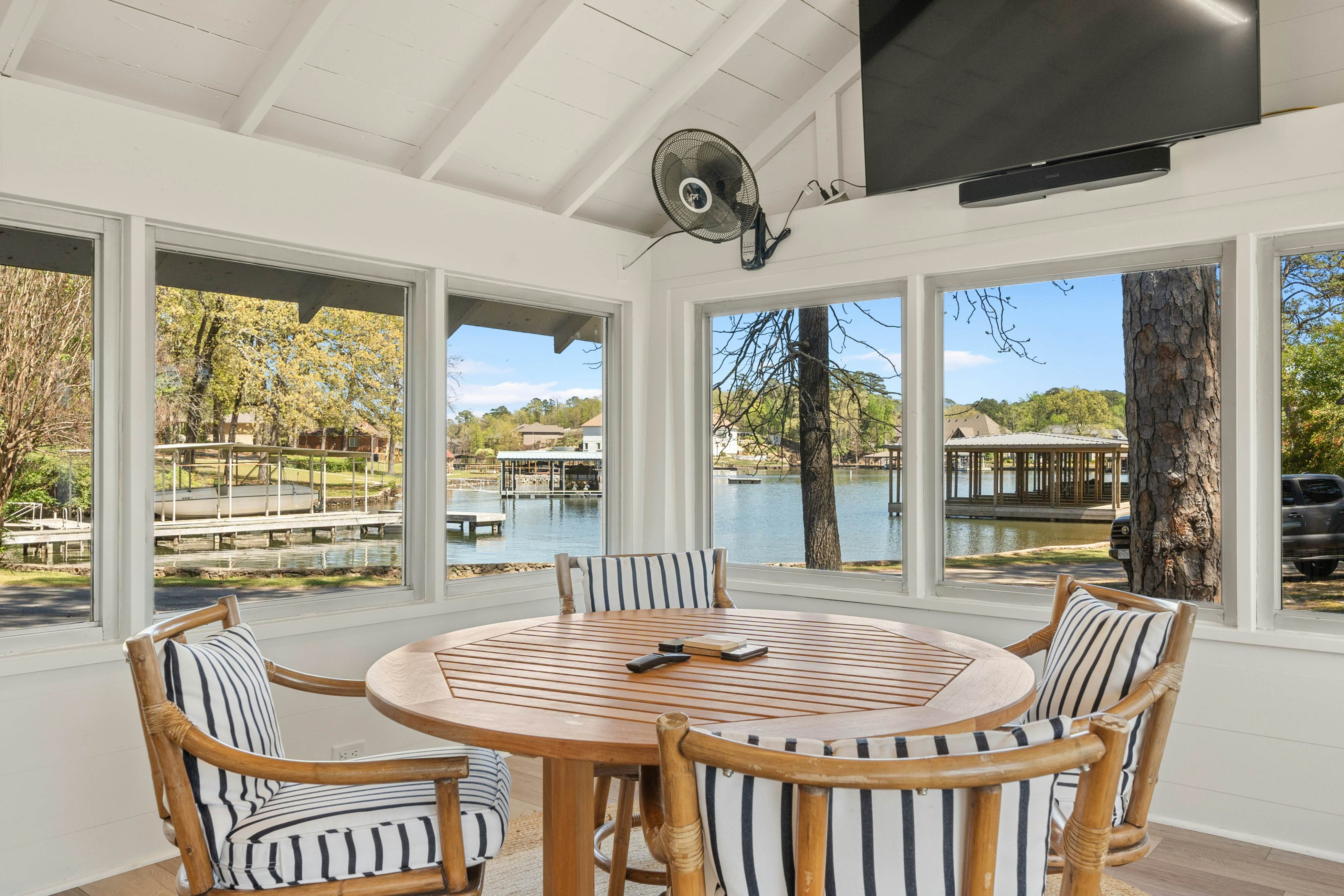 The Magnolia White House