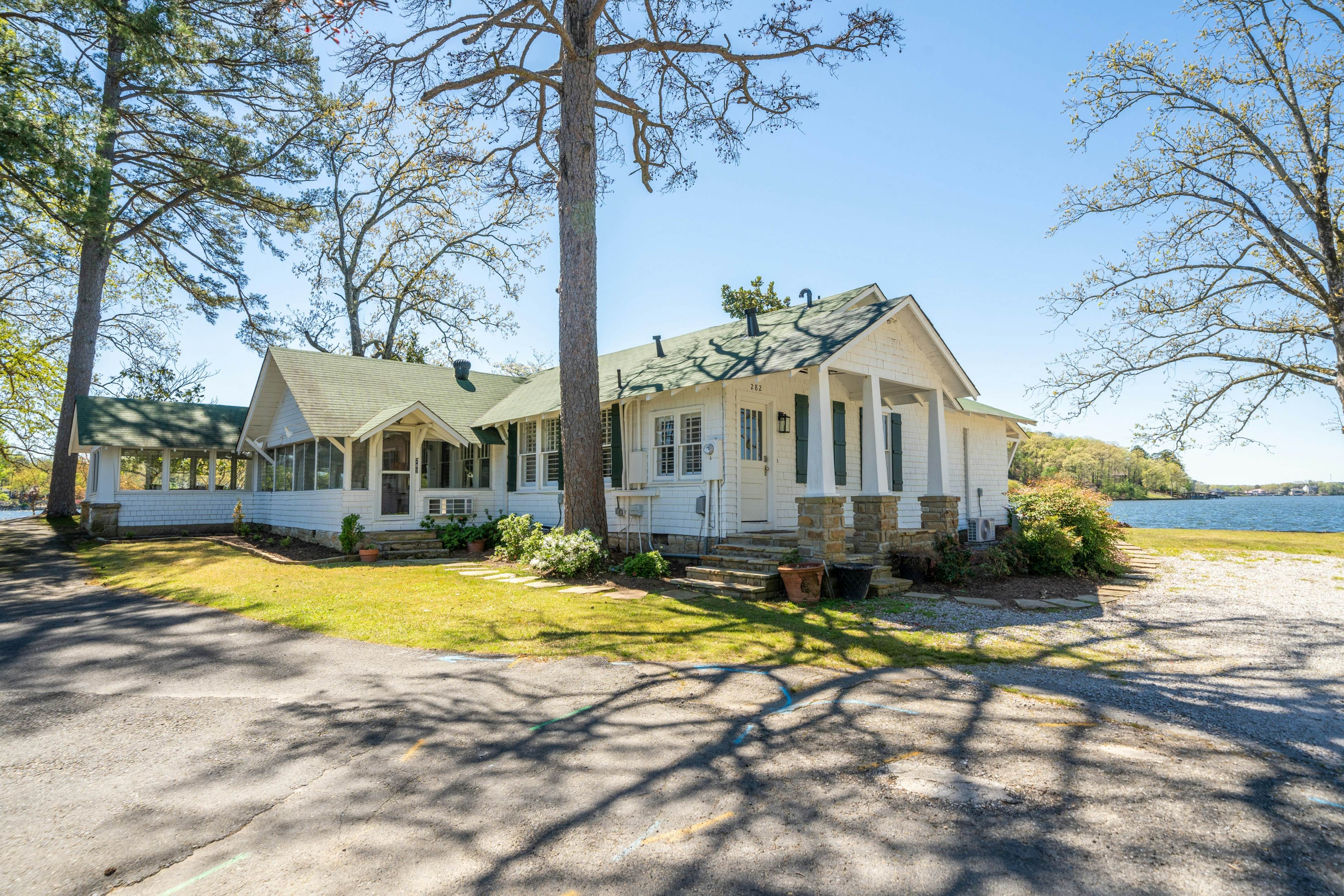 The Magnolia White House