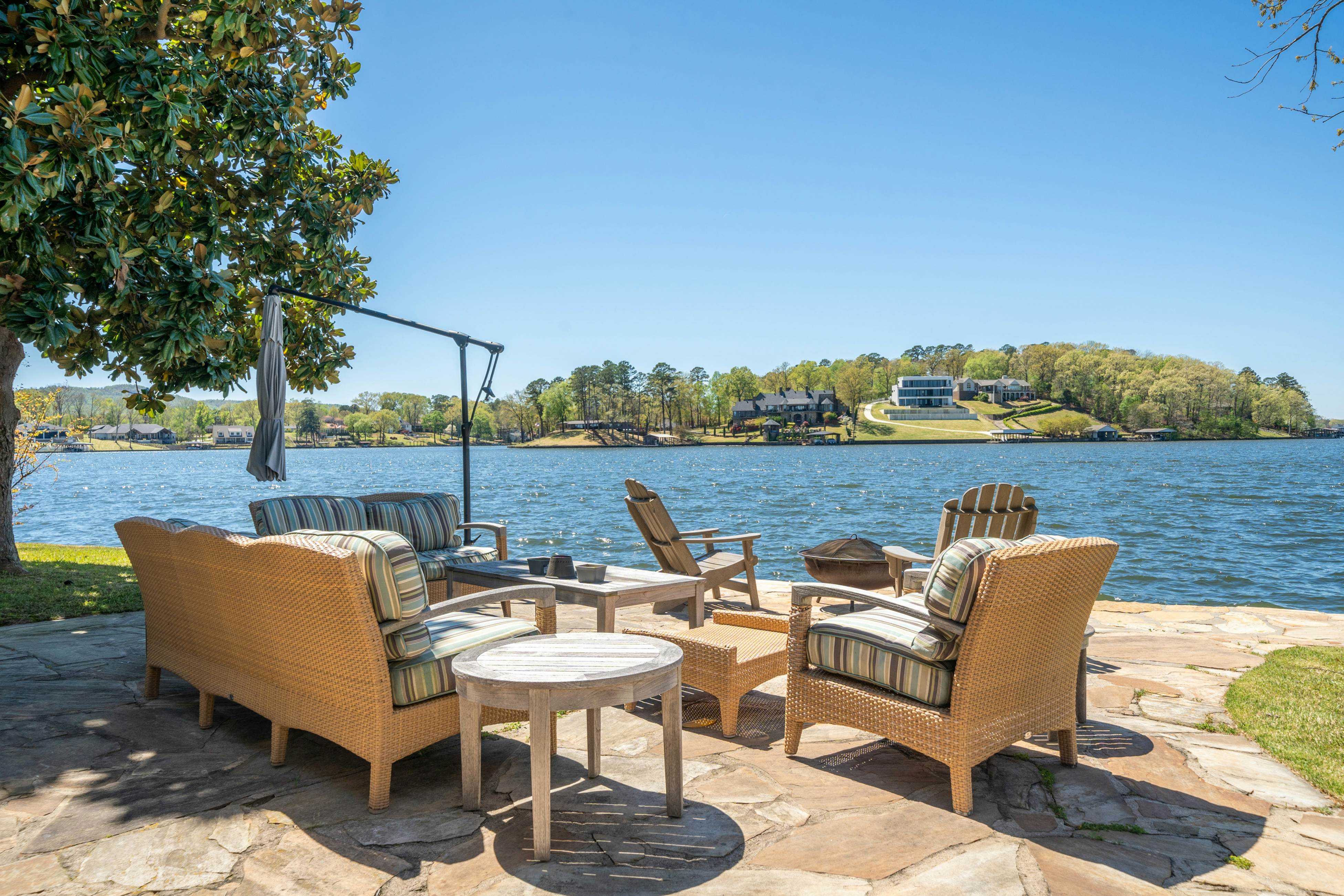 The Magnolia White House