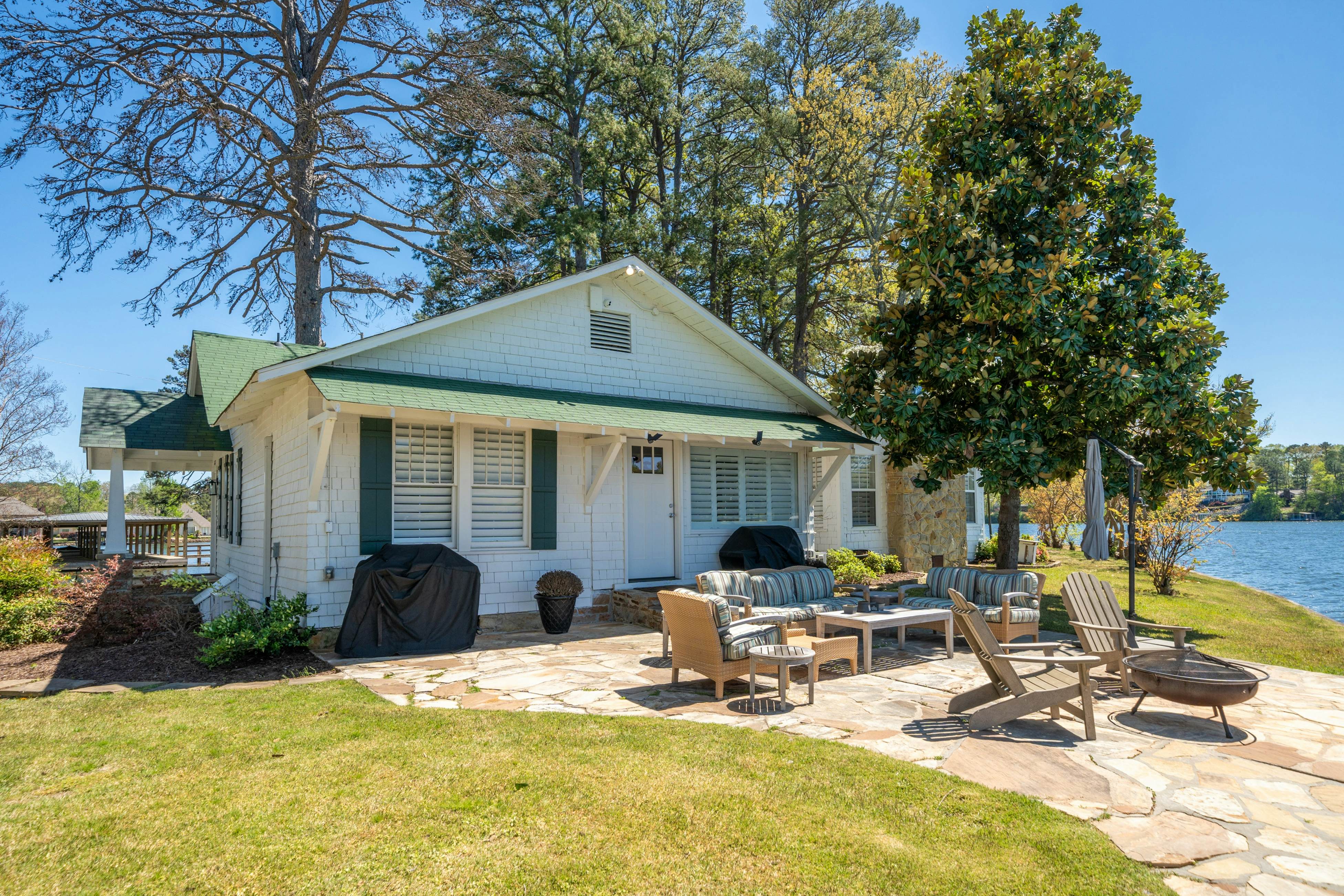 The Magnolia White House