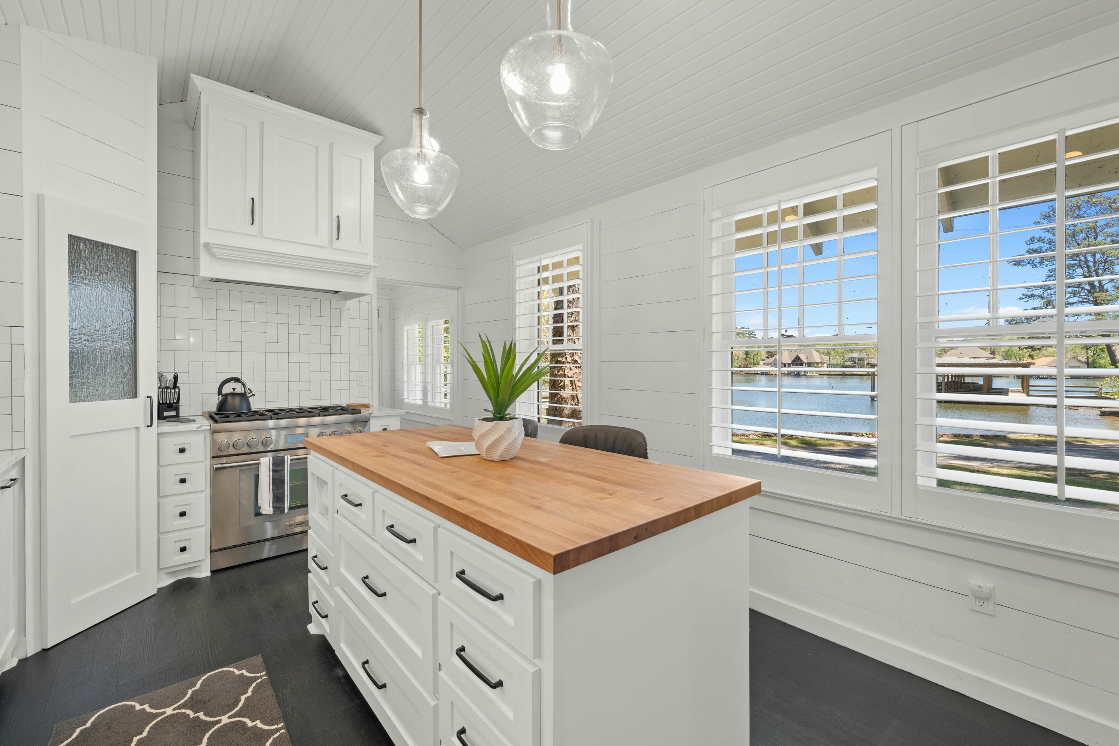 The Magnolia White House