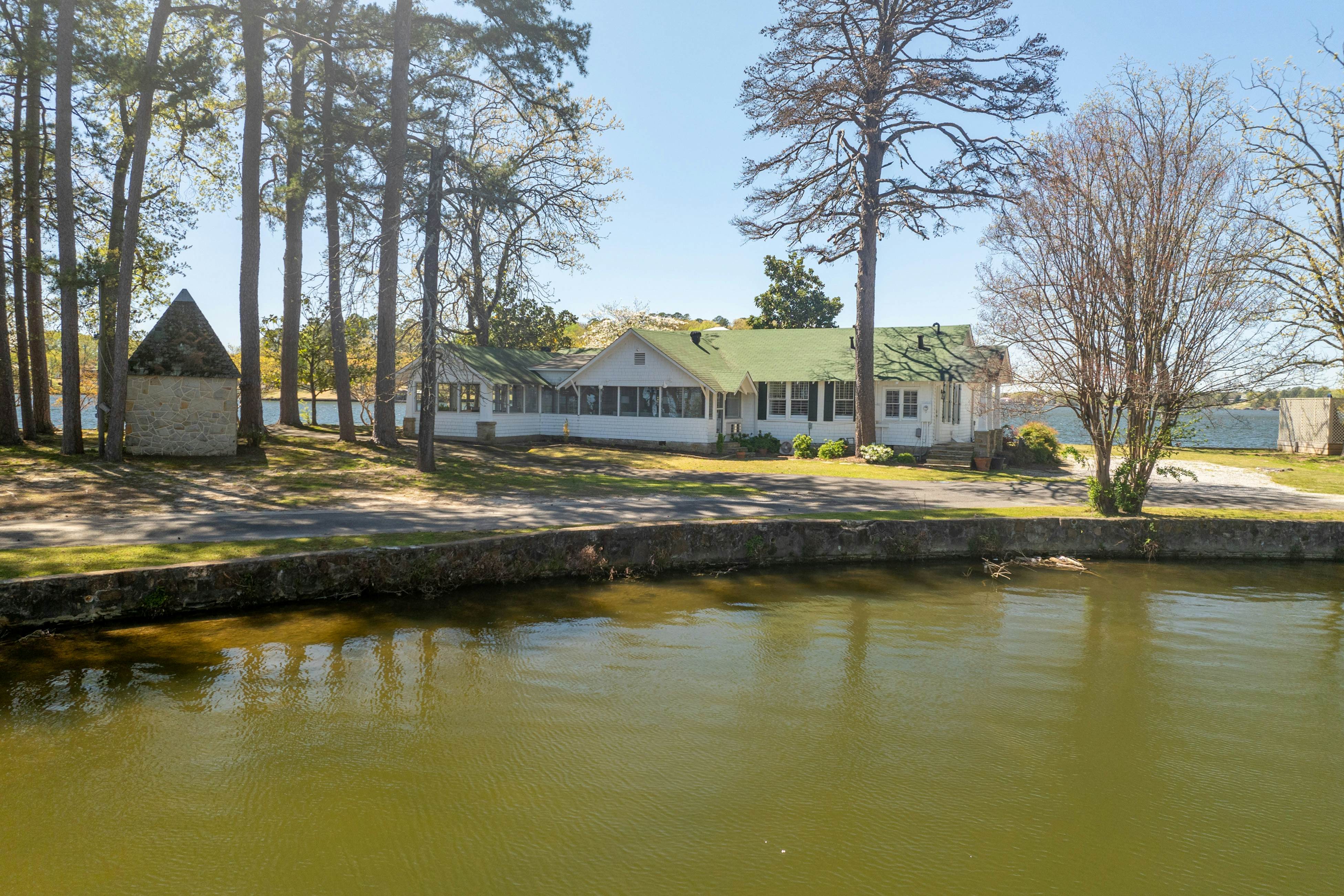 The Magnolia White House