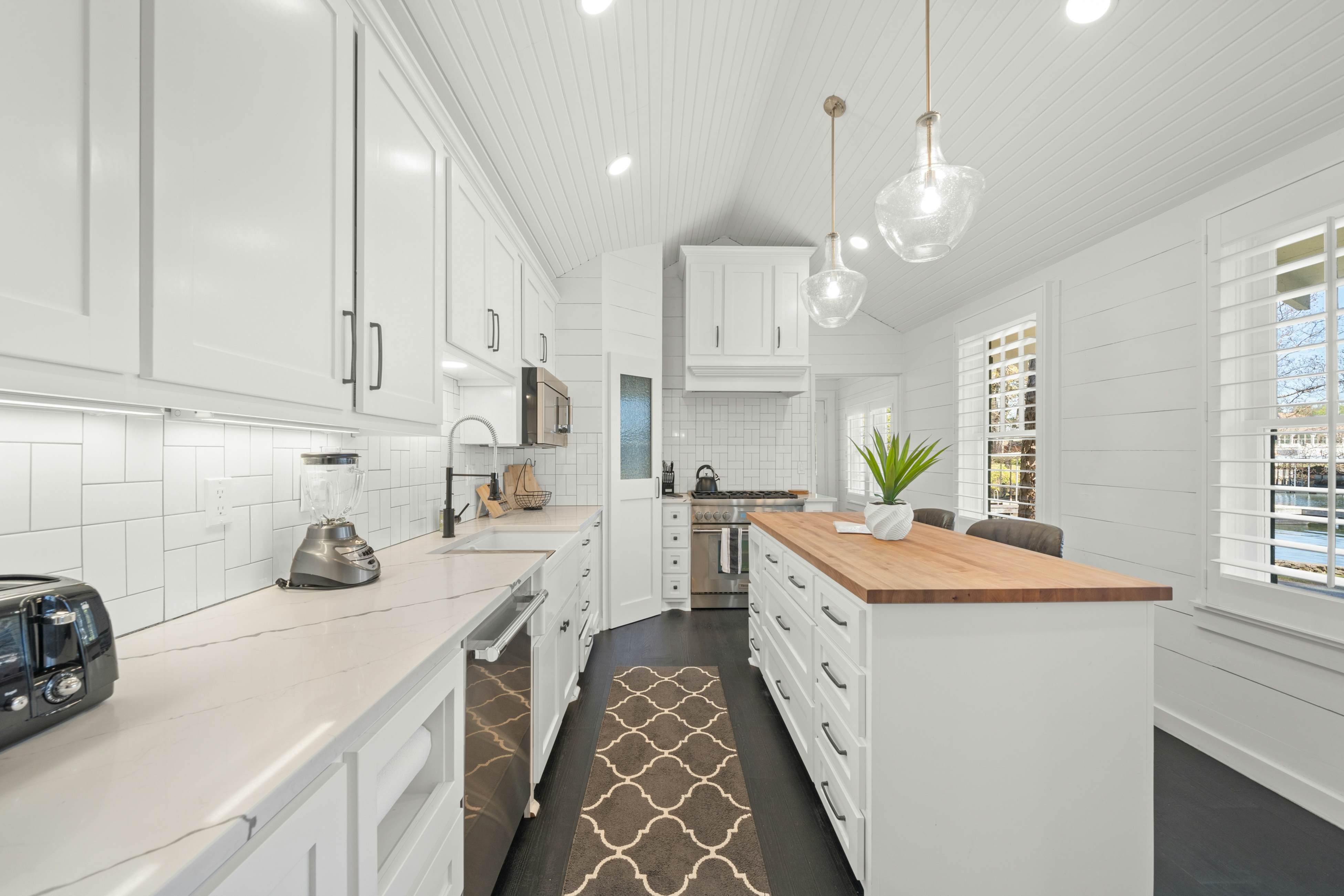 The Magnolia White House