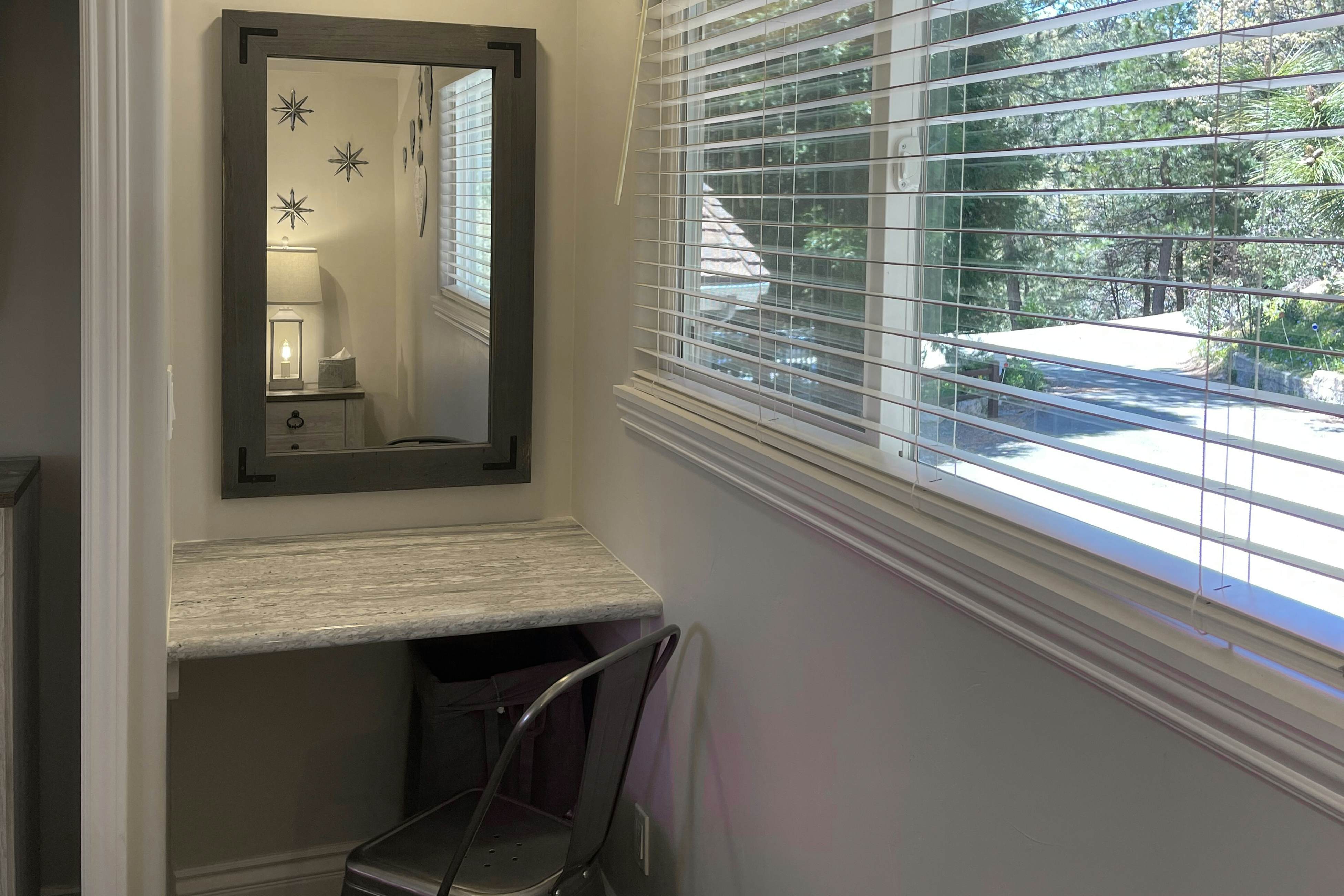 Surreal Feel Lakeview Chalet 