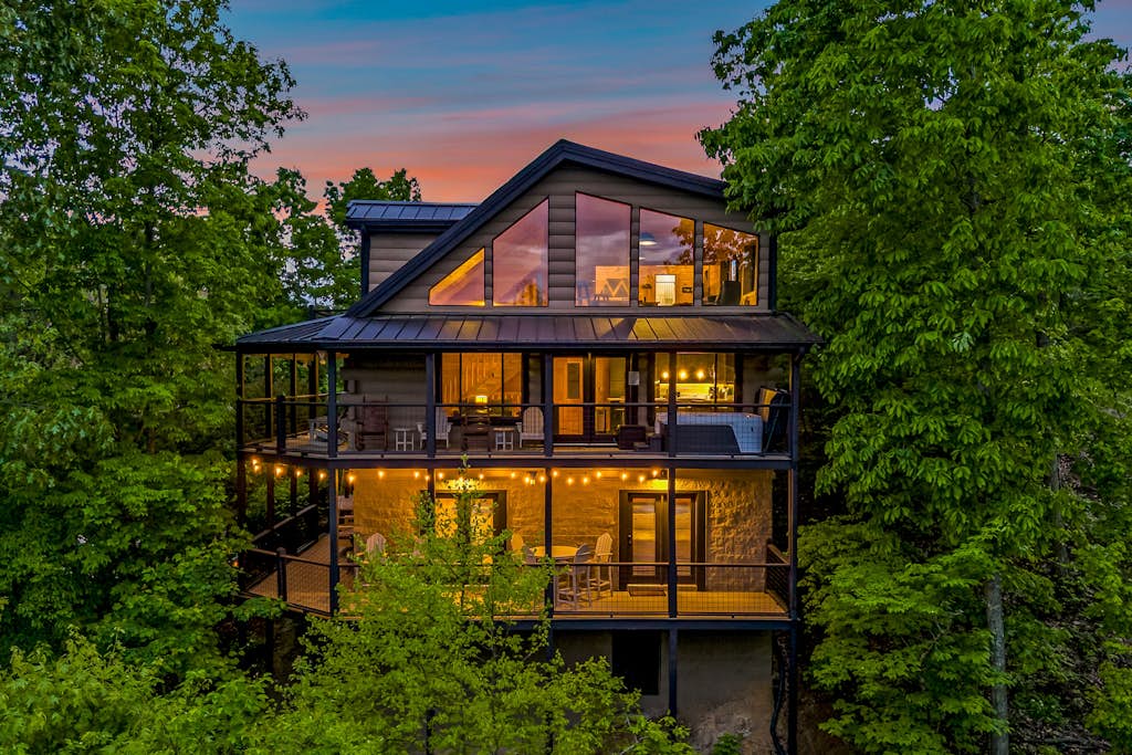 The Treehouse, Sleep 12, Hot Tub, Firepit, Game Room — Sevierville, TN — vacation rental