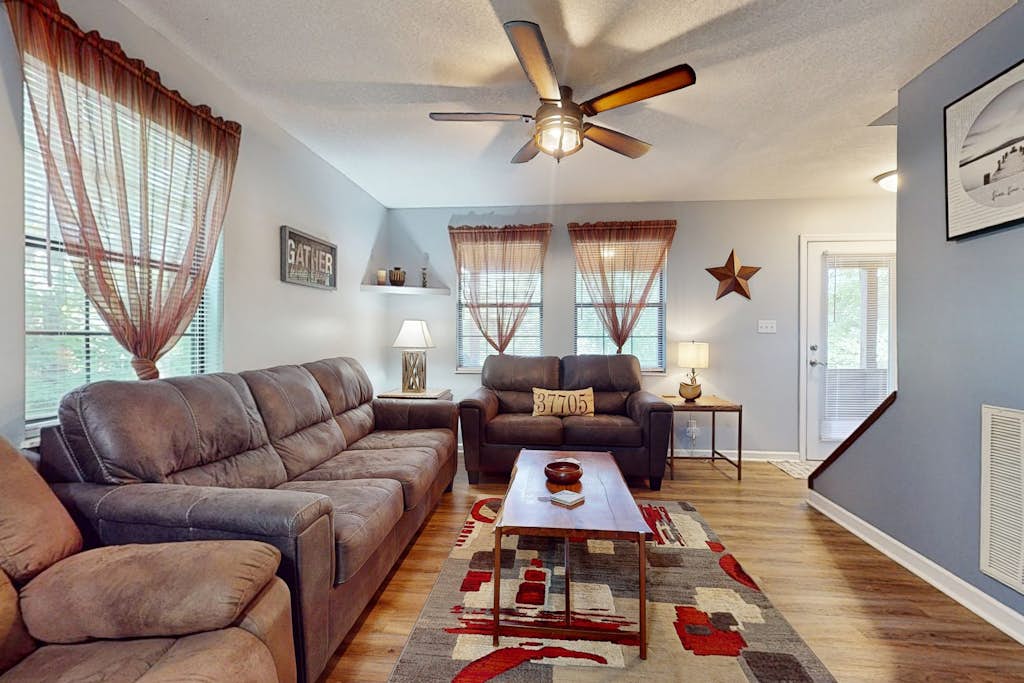 Charming Dog Friendly Home, Sleeps 6, Deck, Grill — Norris Lake, TN — vacation rental