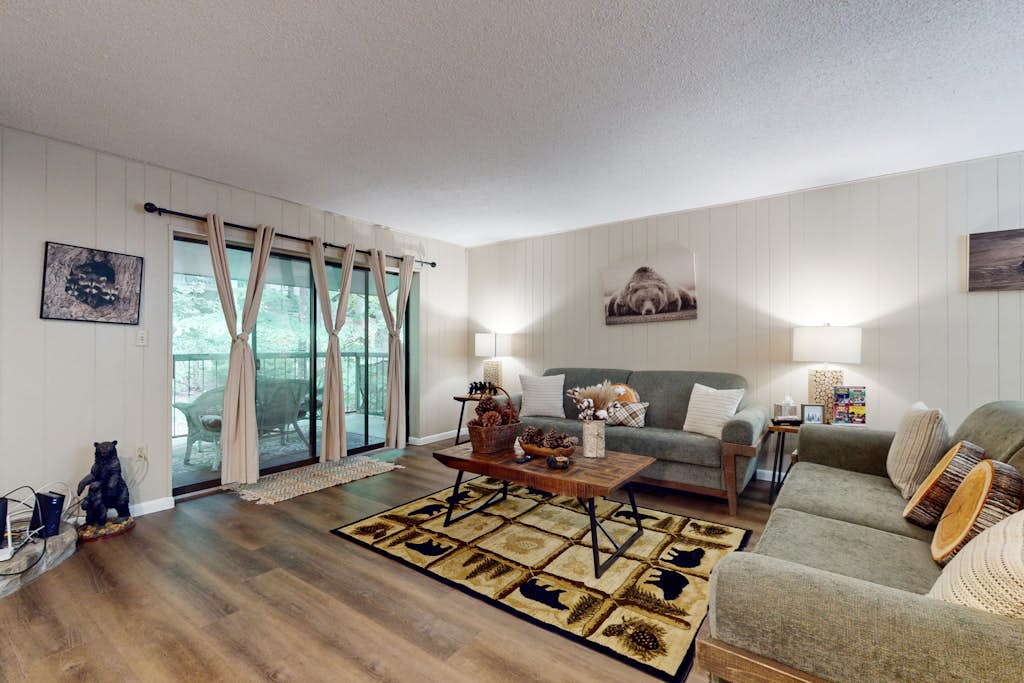 Charming Condo, Sleeps 6ใปShared PoolใปGymใปFireplace โ Gatlinburg, TN โ vacation rental