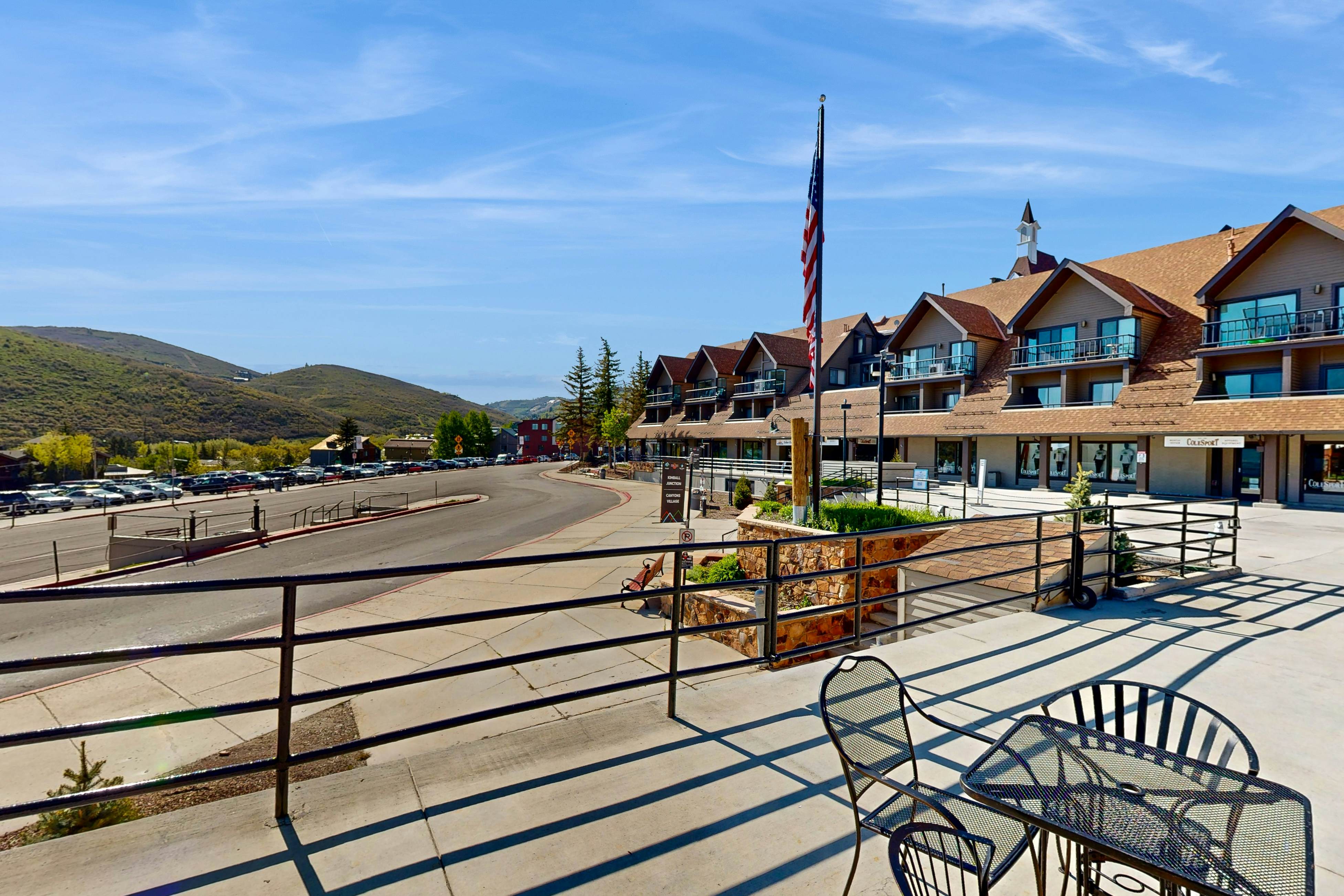 Modern Mountainside Magnificence