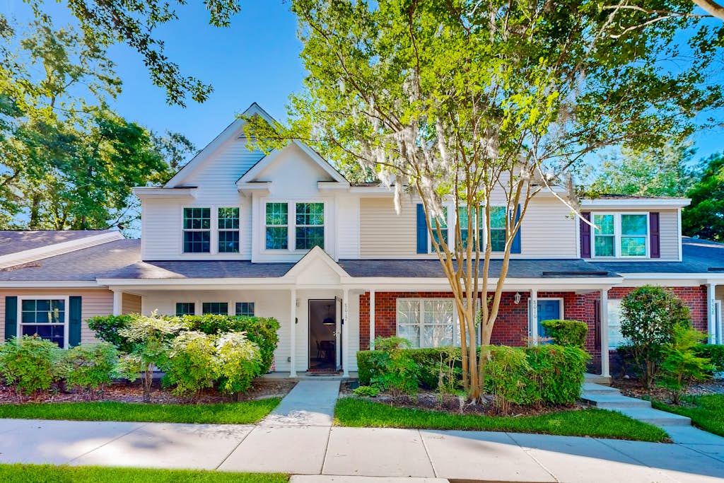 Modern townhouse close to shopping, night life and restaurants — North Charleston, SC — vacation rental