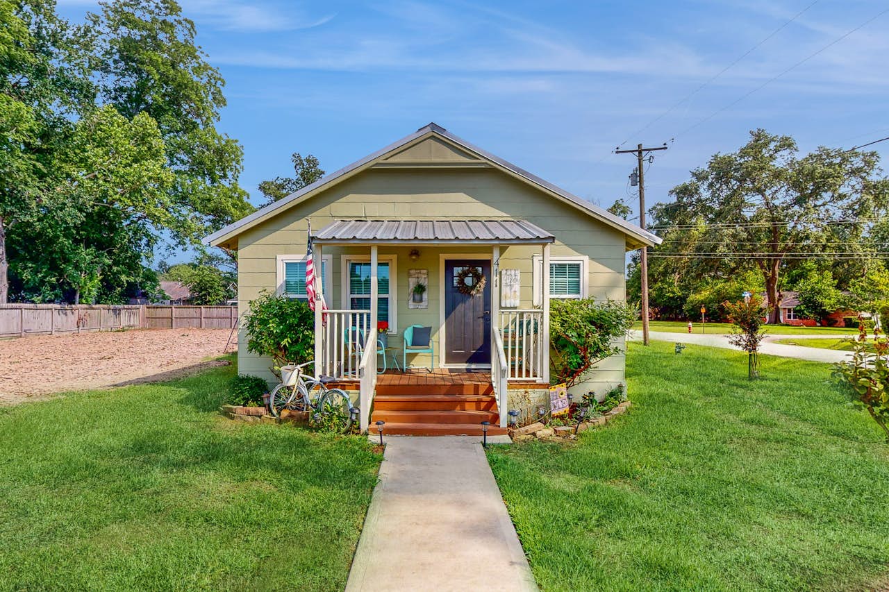 Charming Craftsman Cottage 2 BD Tomball, TX Vacation Rental Vacasa