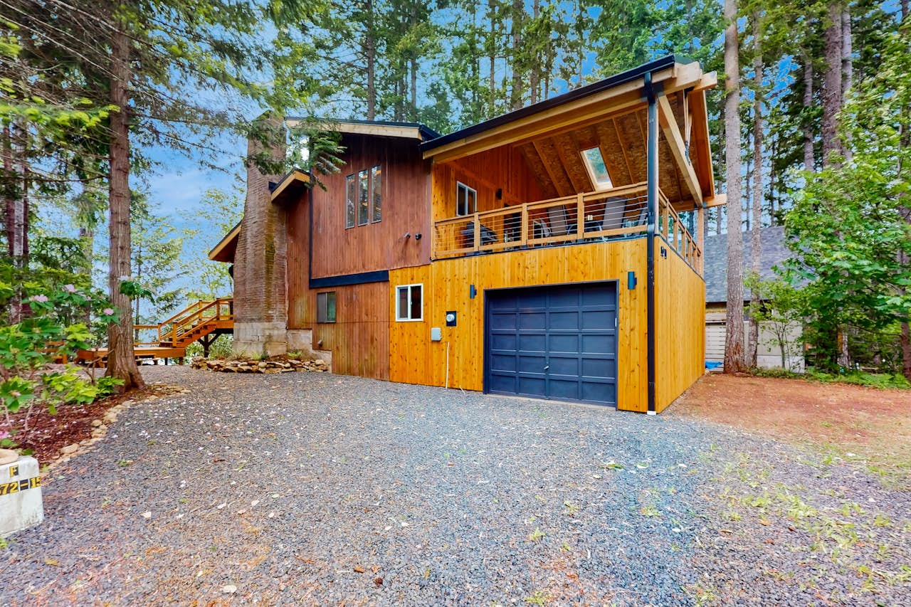 Lake Cushman Escape 3 BD Hoodsport, WA Vacation Rental Vacasa