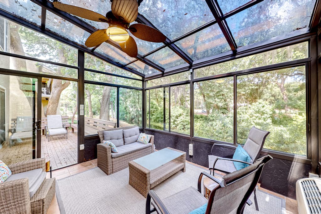 Lovely condo close to beach - pool access, elegant screened patio & washer/dryer — Hilton Head, SC — vacation rental