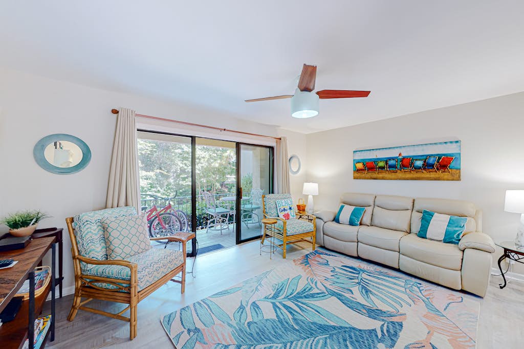 Ideally located condo with pool, tennis court, bikes, balcony, deck, W/D & AC — Hilton Head, SC — vacation rental