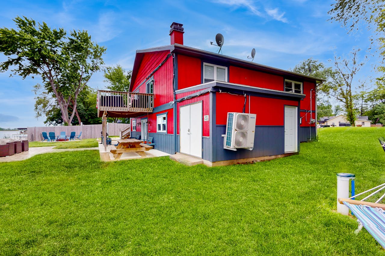 Casa de Nello Whole Home 6 BD Antioch, IL Vacation Rental Vacasa