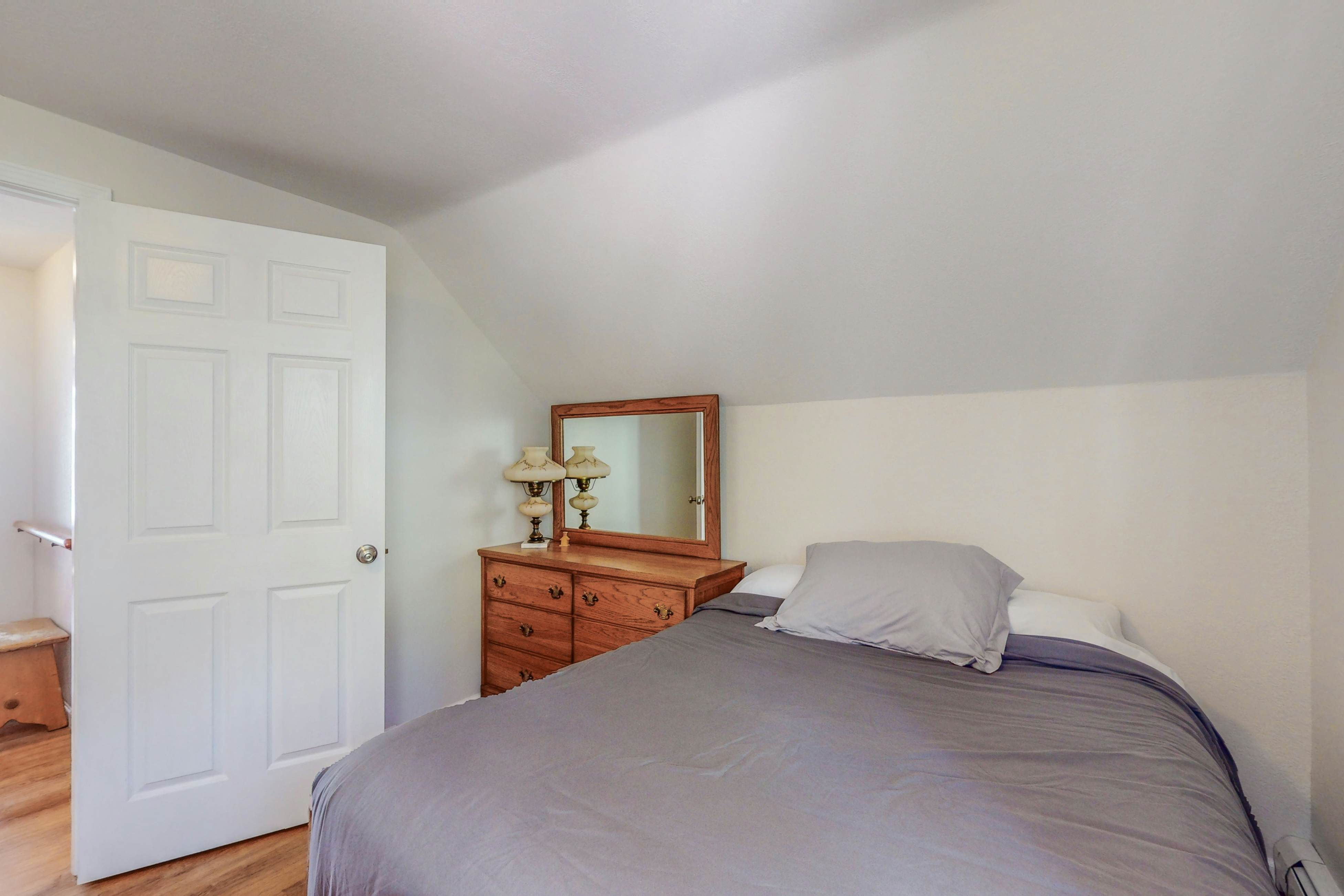 Smith Family Cottages- Lake House