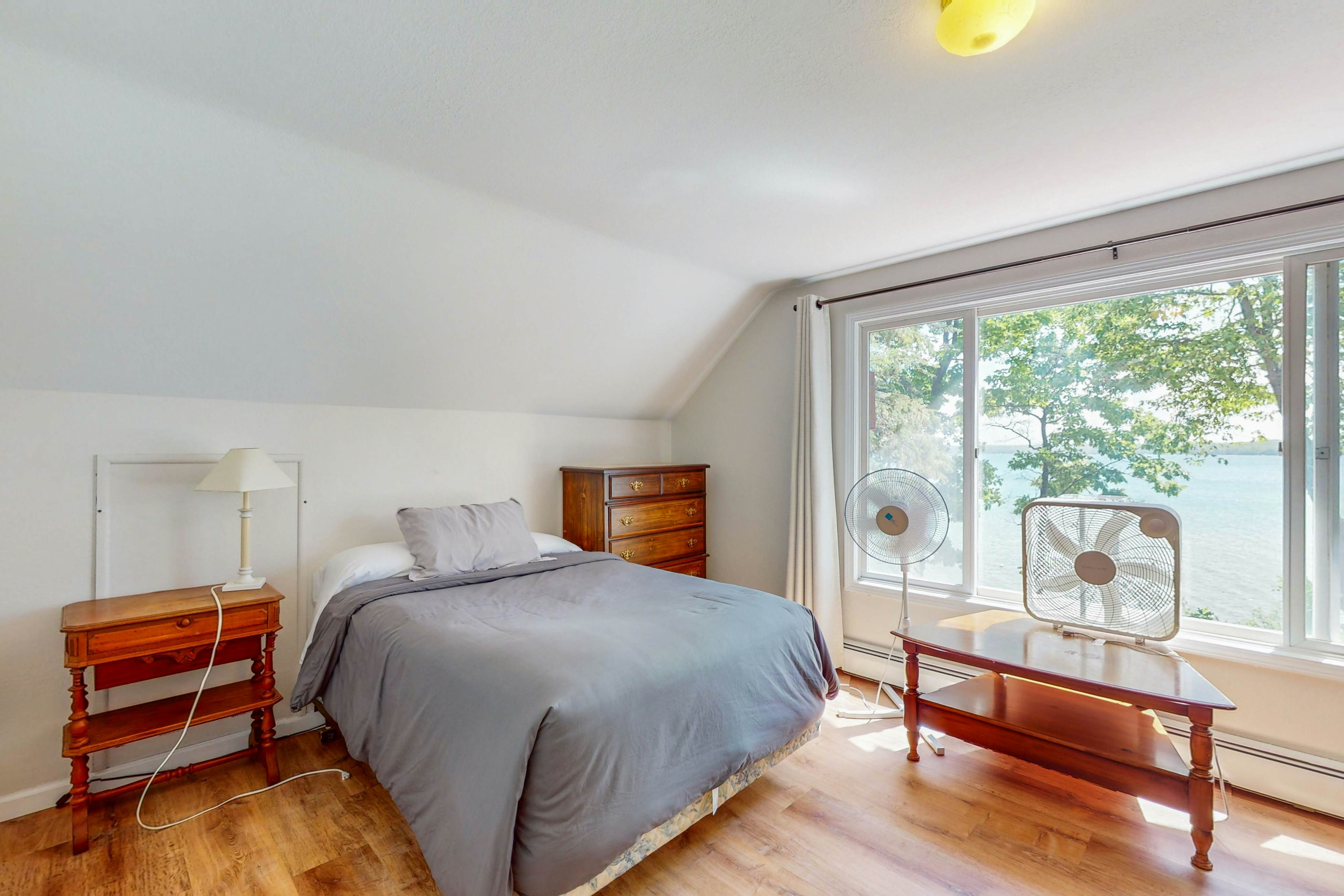 Smith Family Cottages- Lake House