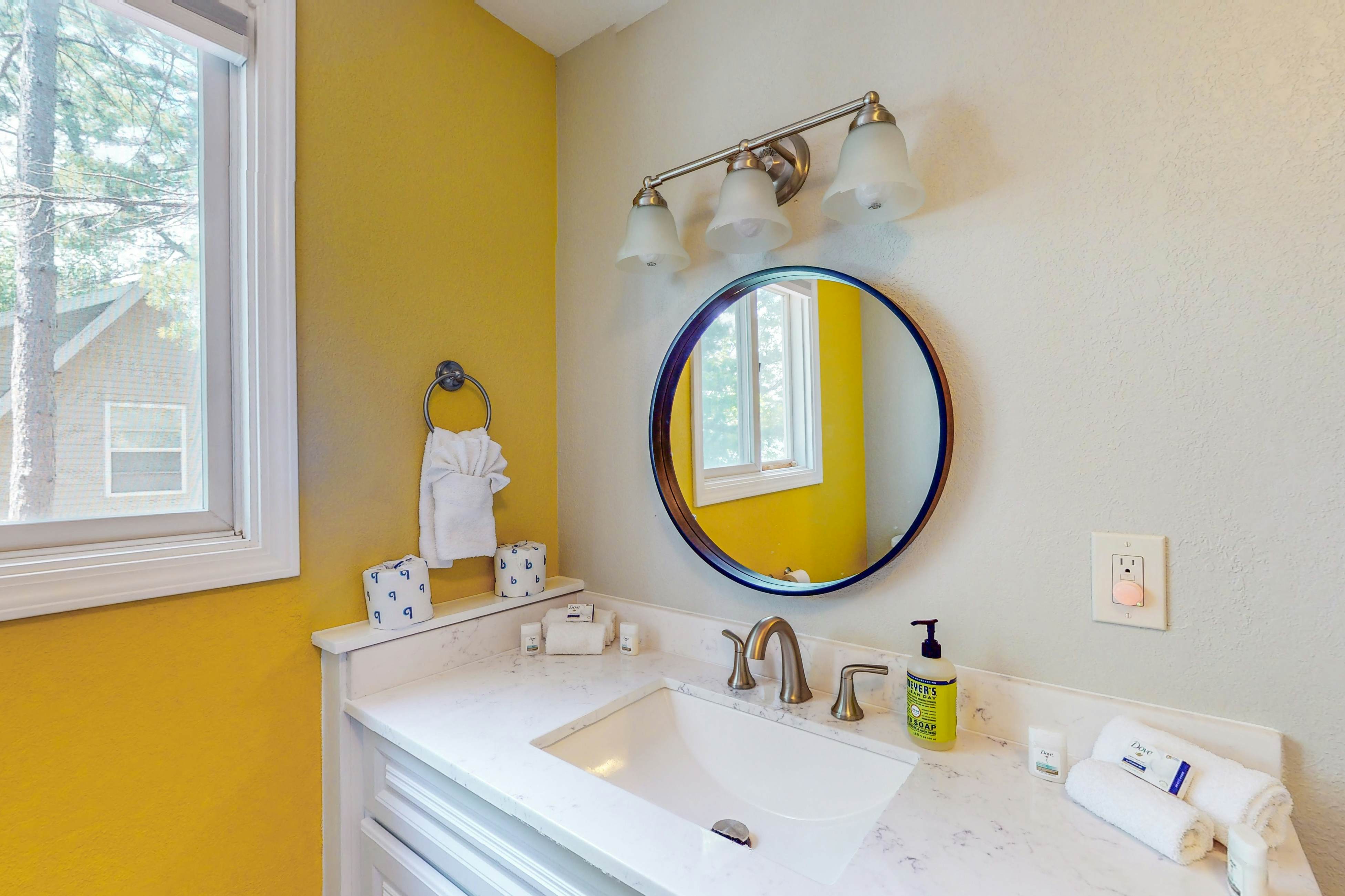 Smith Family Cottages- Lake House