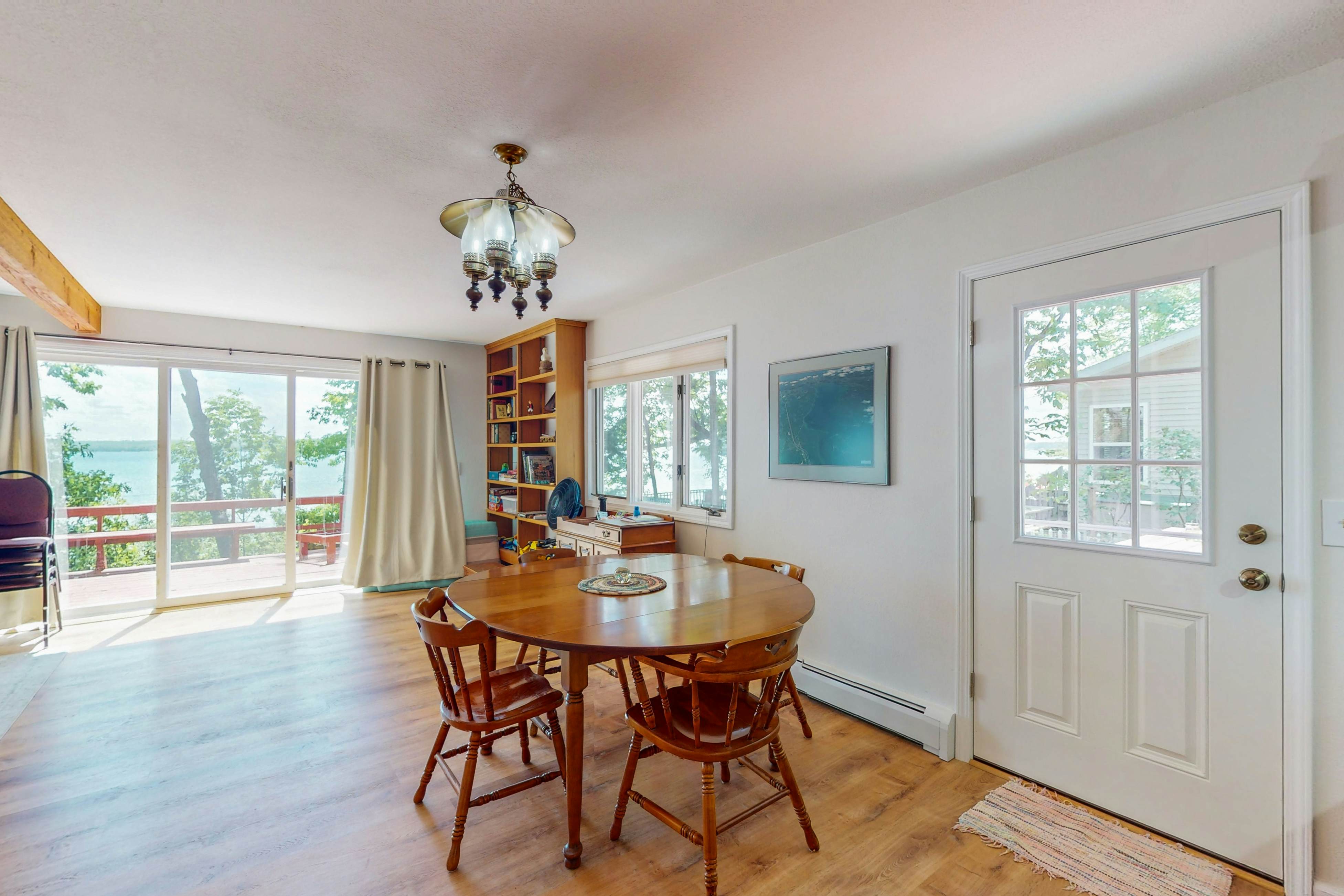 Smith Family Cottages- Lake House