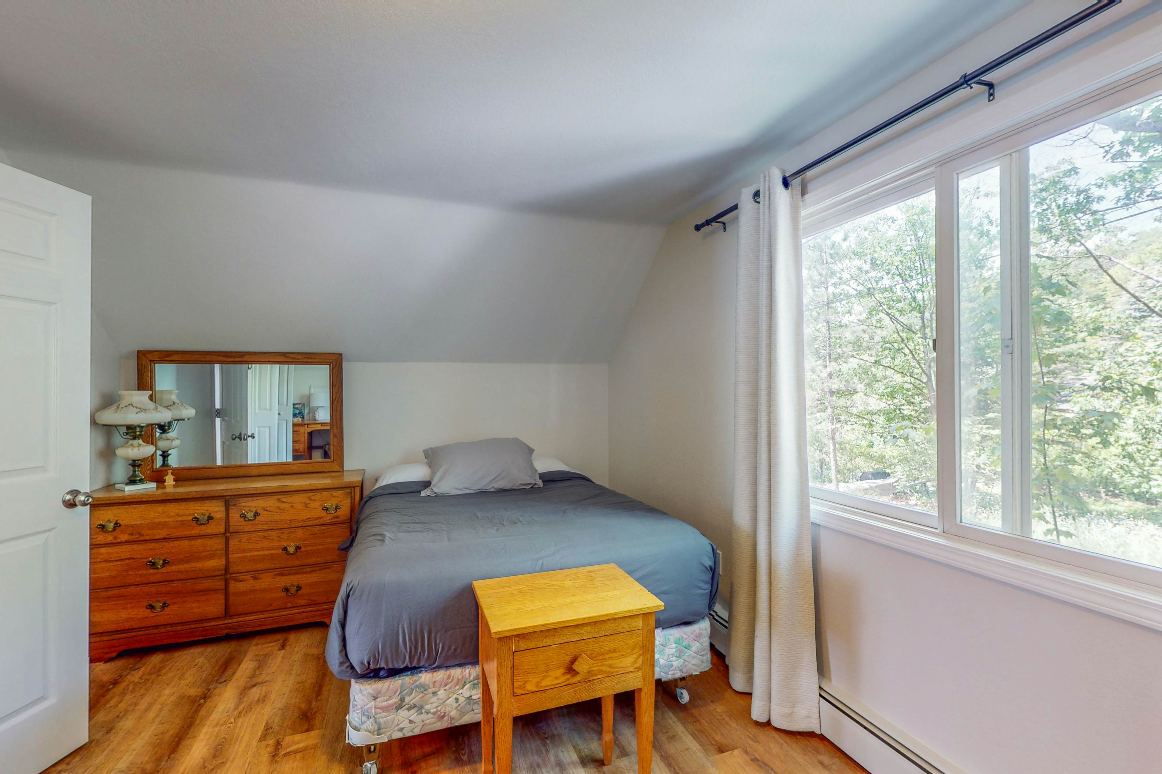 Smith Family Cottages- Lake House