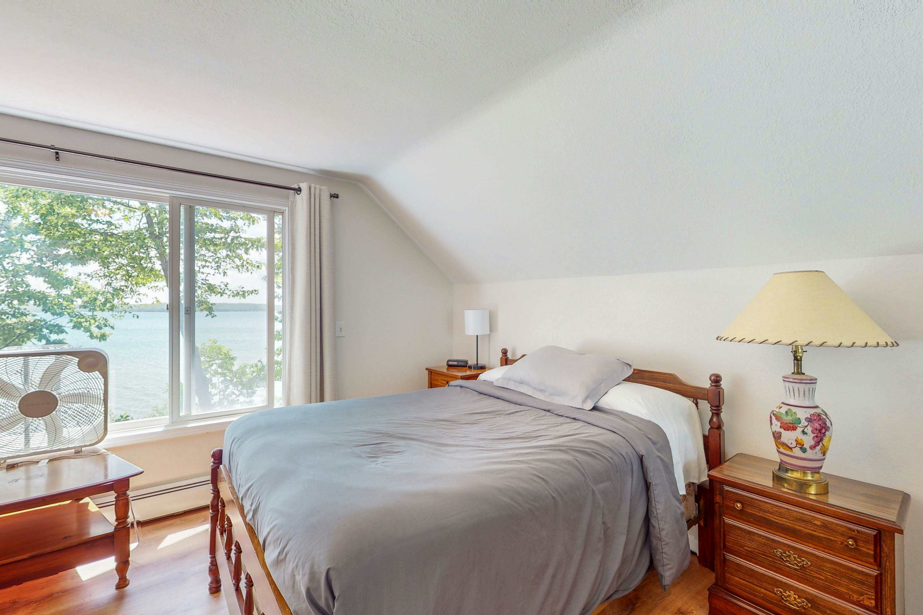 Smith Family Cottages- Lake House