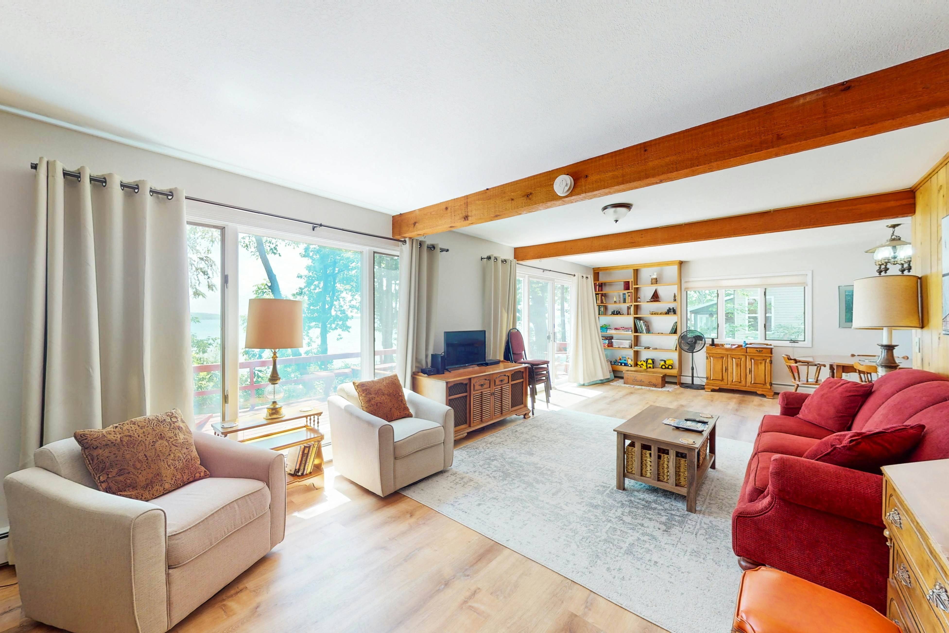 Smith Family Cottages- Lake House