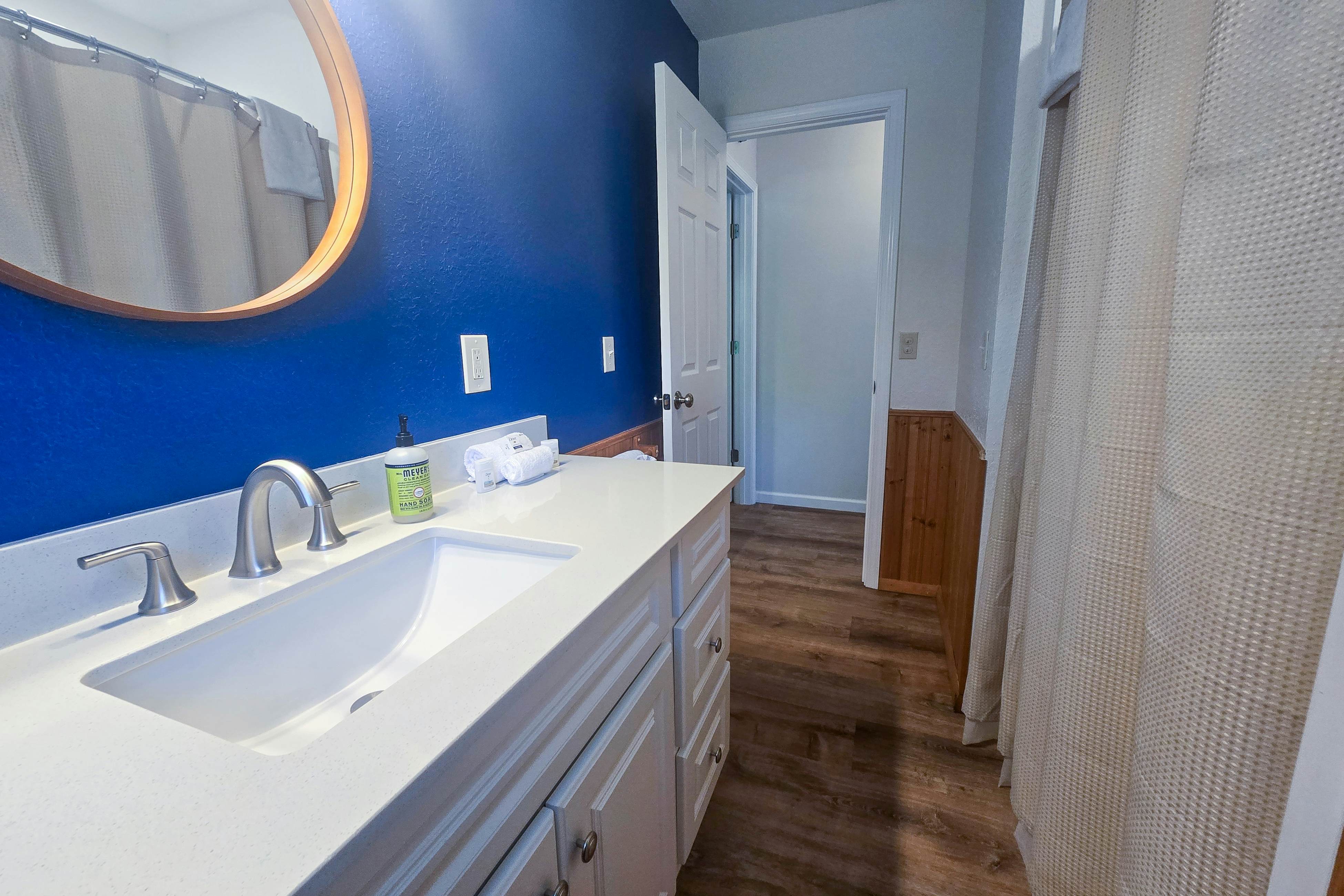 Smith Family Cottages- Lake House