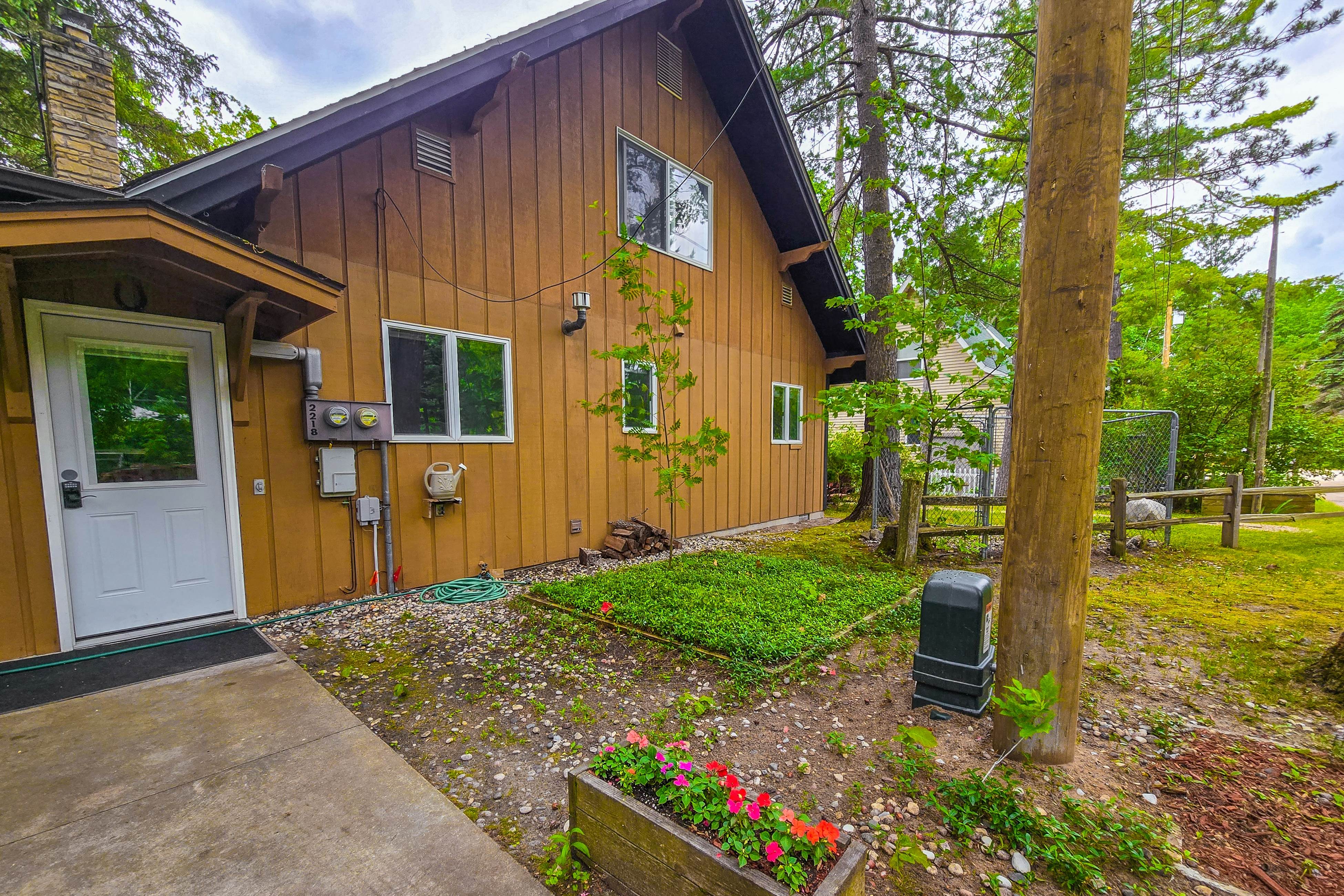 Smith Family Cottages- Lake House