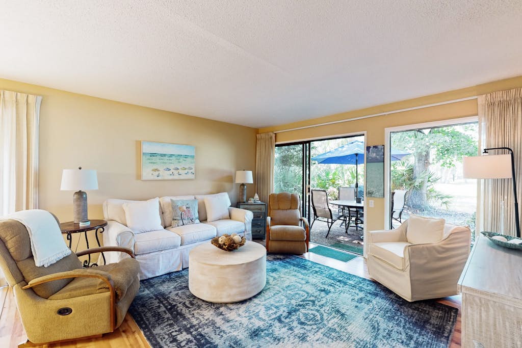 Coastal charm villa with golf-course views of Robert Trent Golf Course — Hilton Head, SC — vacation rental