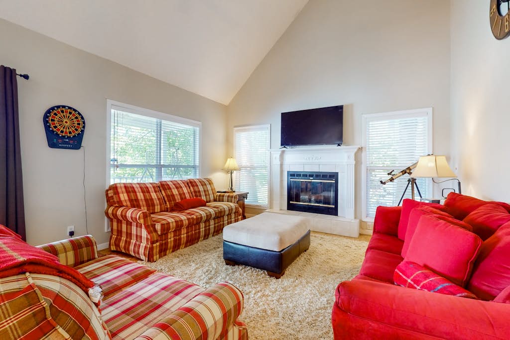 Lake Front Home, Sleeps 12, Games, Fire Pit, Dock — Norris Lake, TN — vacation rental