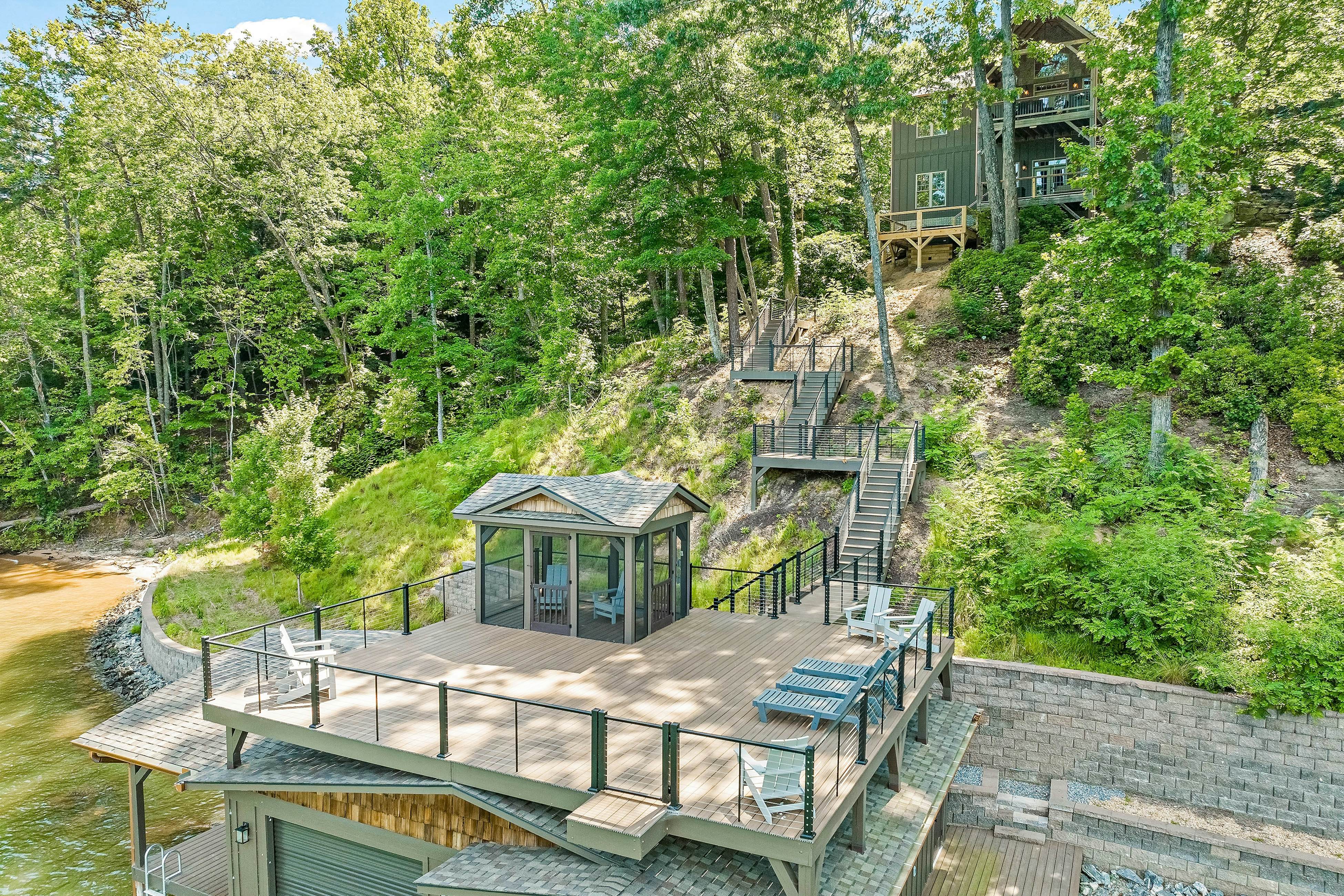 Water's Edge Holmstead