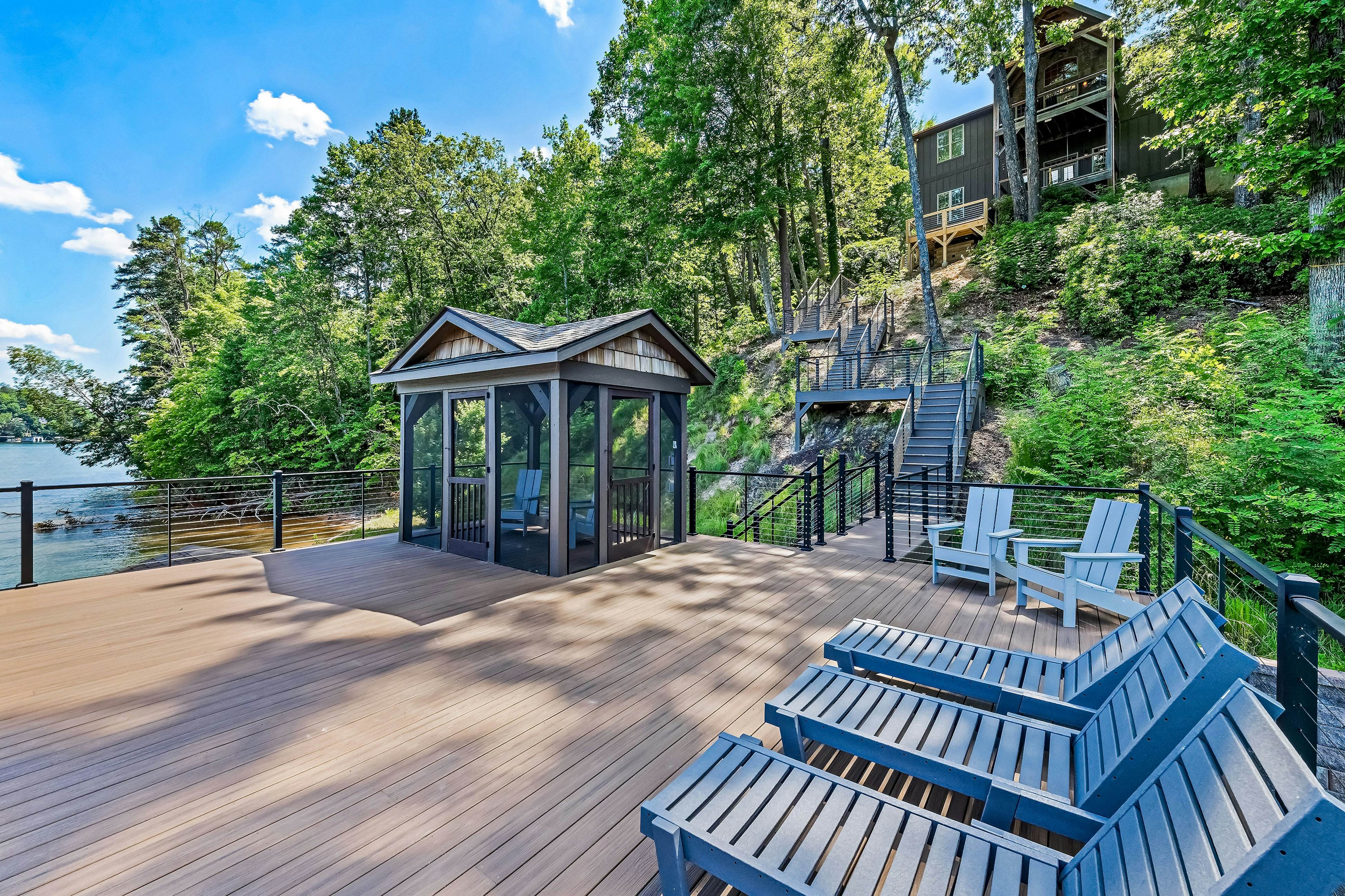 Water's Edge Holmstead