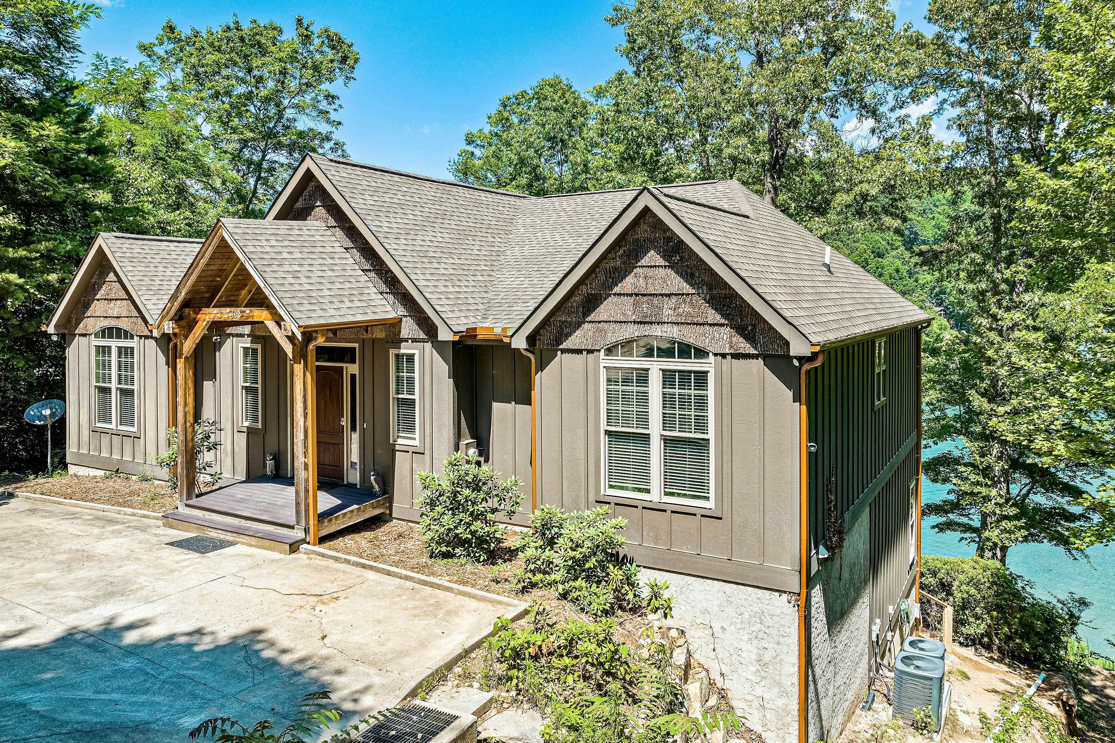 Water's Edge Holmstead