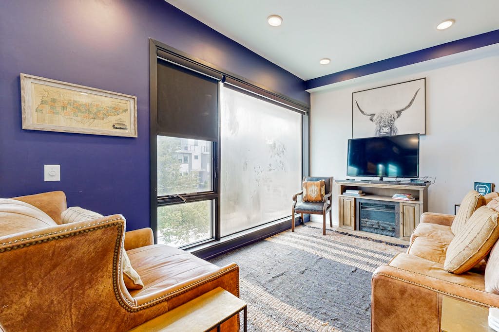 Dog-friendly treetop escape with luxe interior, seasonal pool, balcony, & WiFi — Nashville, TN — vacation rental