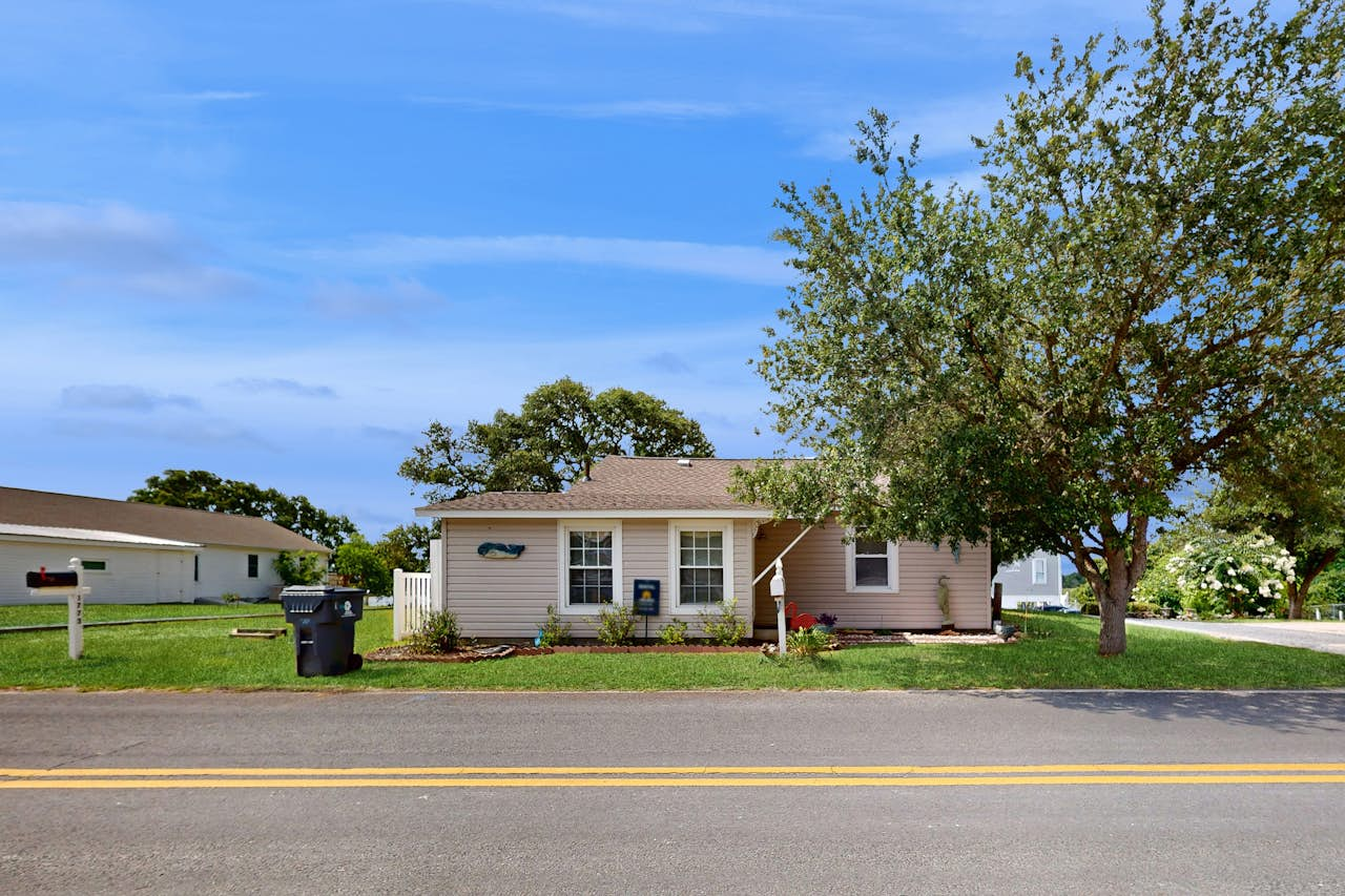 Coastal Cottage 2 BD Shallotte, NC Vacation Rental Vacasa