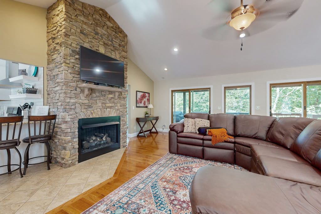 Lovely Norris Lakefront HomeใปFirepitใปDockใปGrill โ Norris Lake, TN โ vacation rental