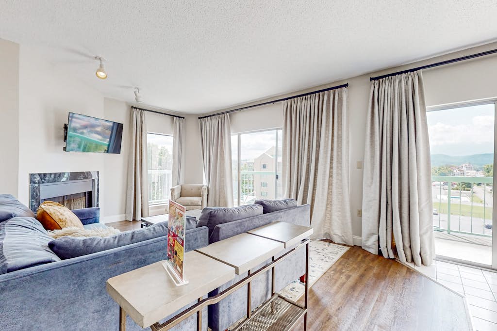 Top-Floor River & Mtn View Condo, Sleeps 6, Pool โ Pigeon Forge, TN โ vacation rental