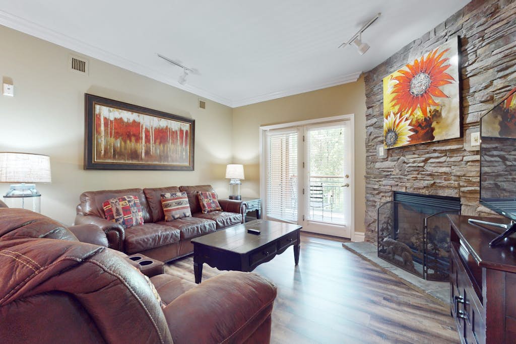 Bright Themed Condo, for 8, Steps from Downtown, Gym โ Gatlinburg, TN โ vacation rental