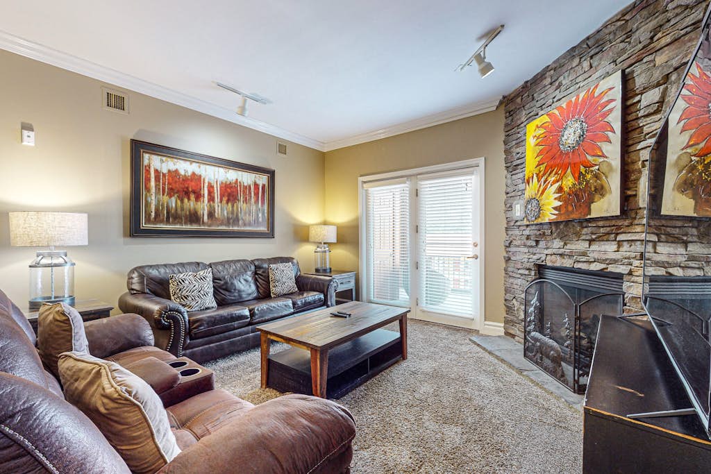Charming Condo W Fireplace, Sleeps 8, Hot Tub, Gym โ Gatlinburg, TN โ vacation rental
