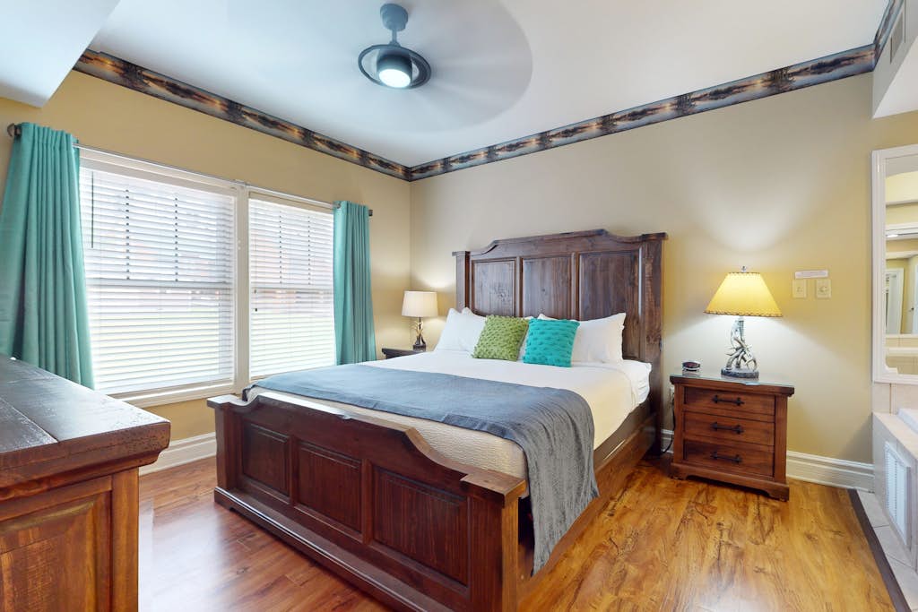 Cozy Condo W Balcony, Sleeps 6, Gym, Hot Tub โ Gatlinburg, TN โ vacation rental