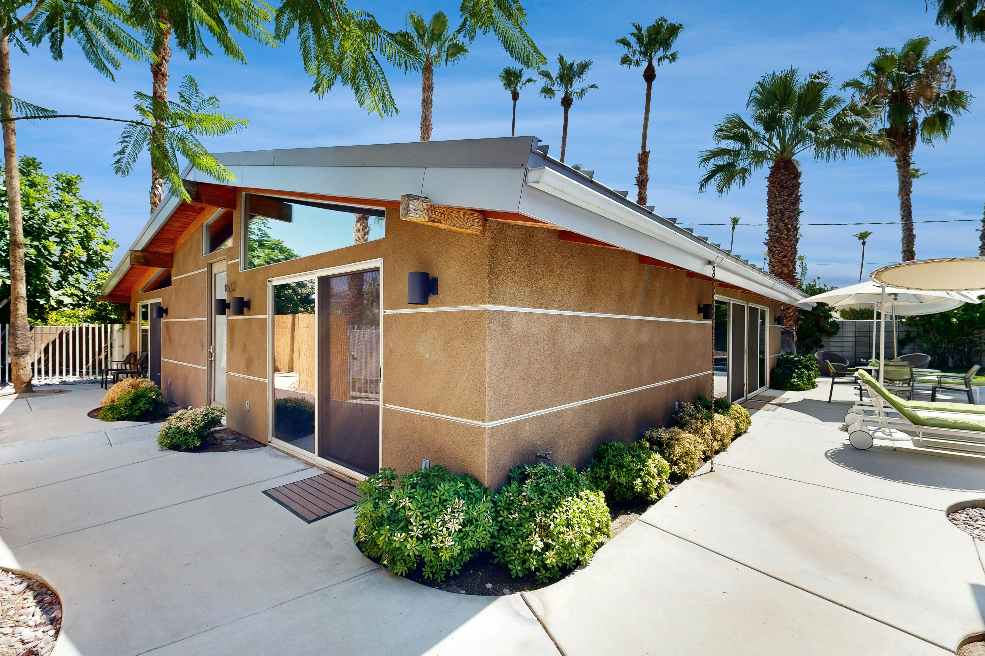 Twin Palms Mid-century Escape - 1983