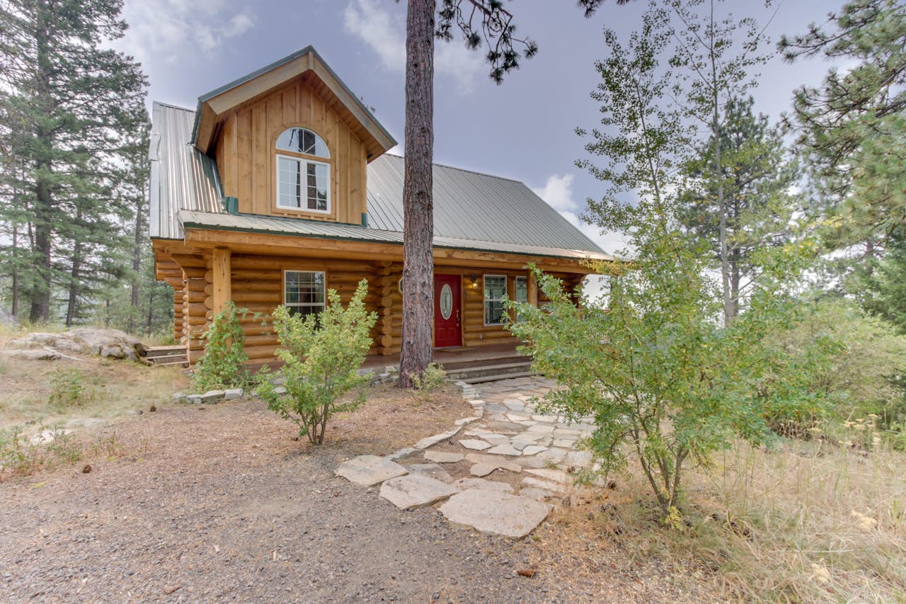 Cascade Lakeview Log Cabin 1 BD Vacation Rental in Cascade, ID Vacasa