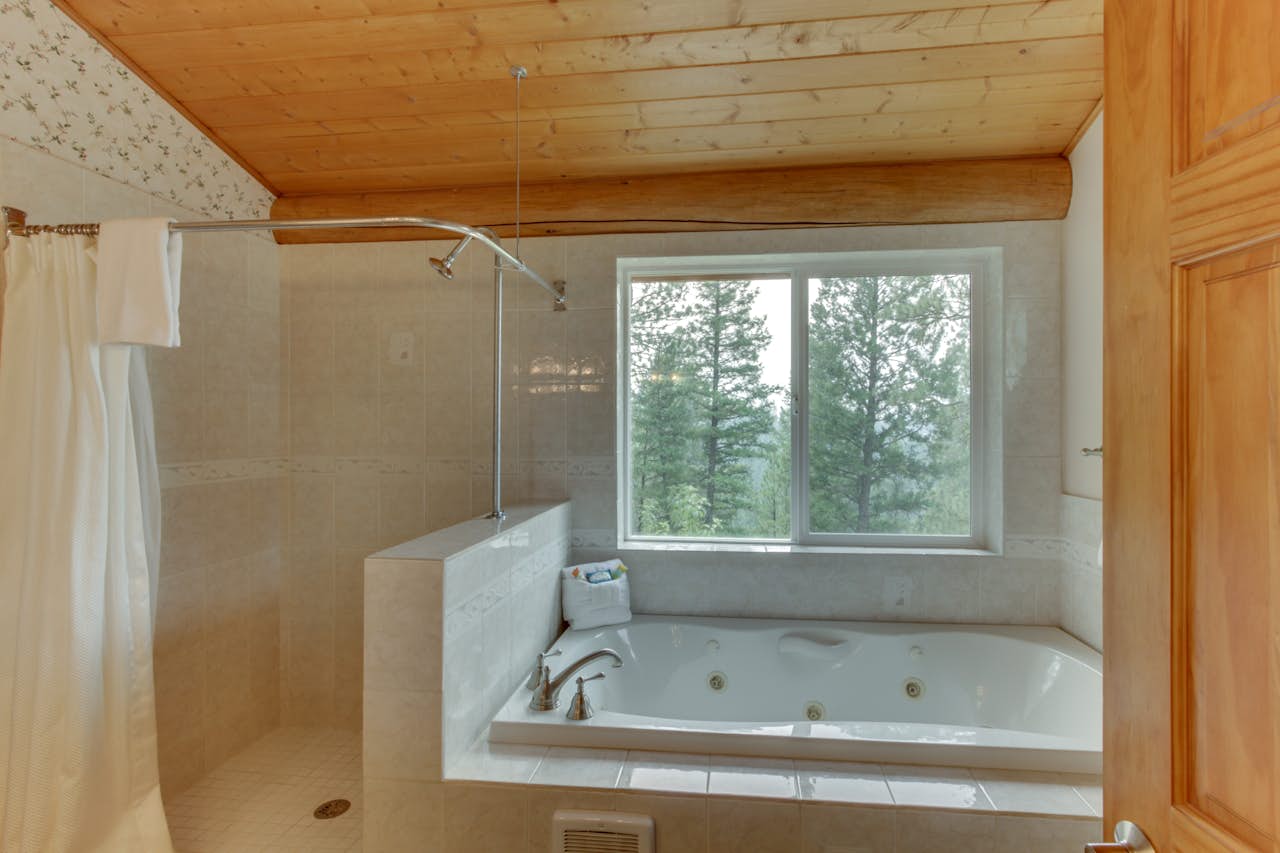 Cascade Lakeview Log Cabin 1 BD Vacation Rental in Cascade, ID Vacasa