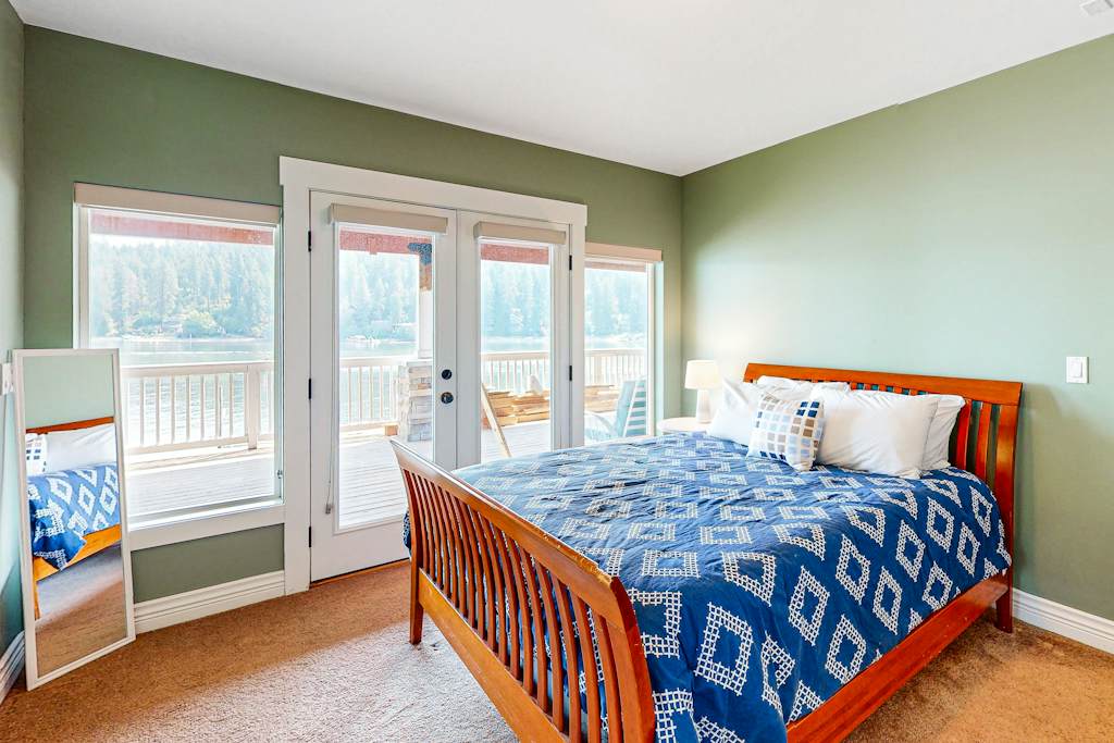 Relaxing Lakefront Custom Home in Coeur d’Alene 4