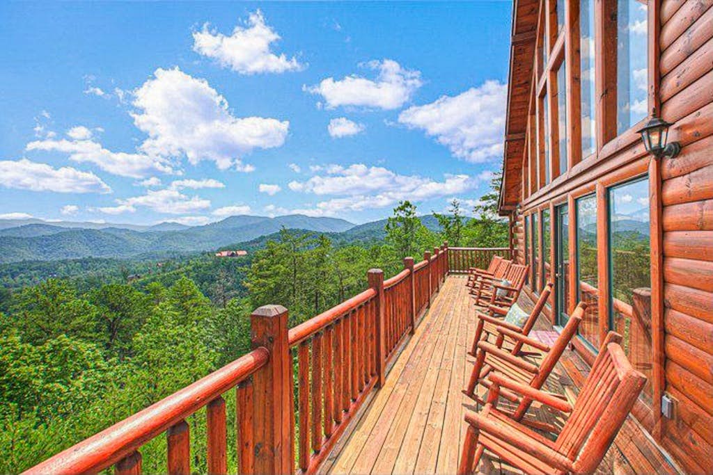 Grizzly Manor, Sleep 18, Amazing Mtn Views, Hot Tub — Pigeon Forge, TN — vacation rental