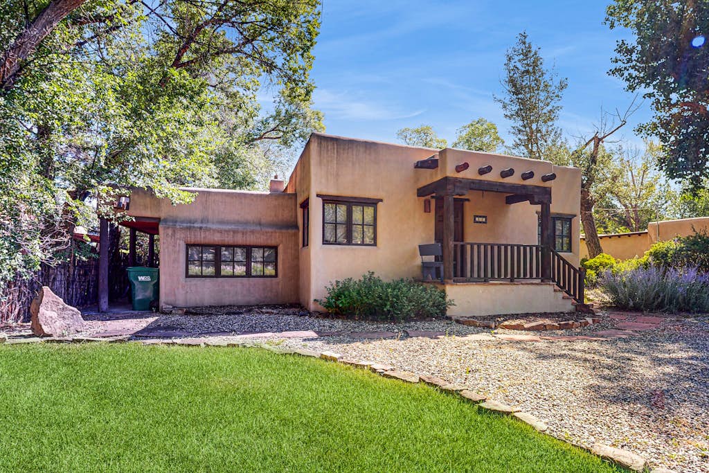 Casa Raya Taos - Mountain Views, Yard & Near Plaza - Taos, NM