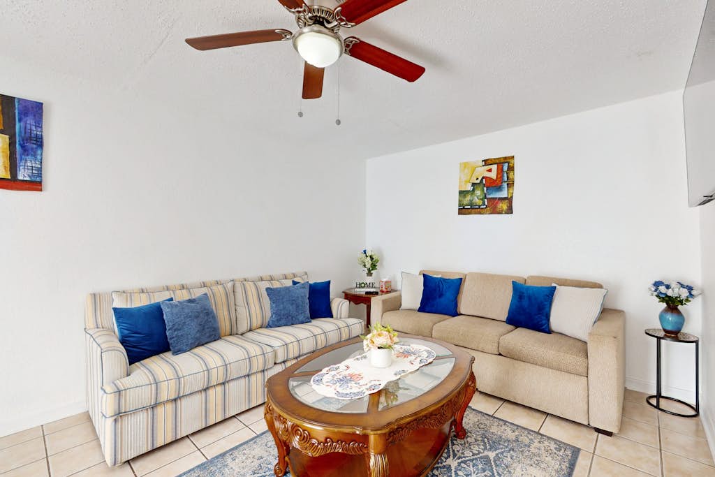 Centrally located dog friendly comfortable home with AC and WD — Largo, FL — vacation rental