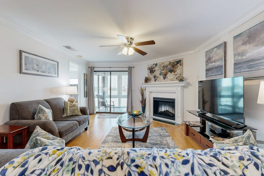 Elegant riverfront condo with access to private W/D, central AC, and pool access — Folly Beach, SC — vacation rental