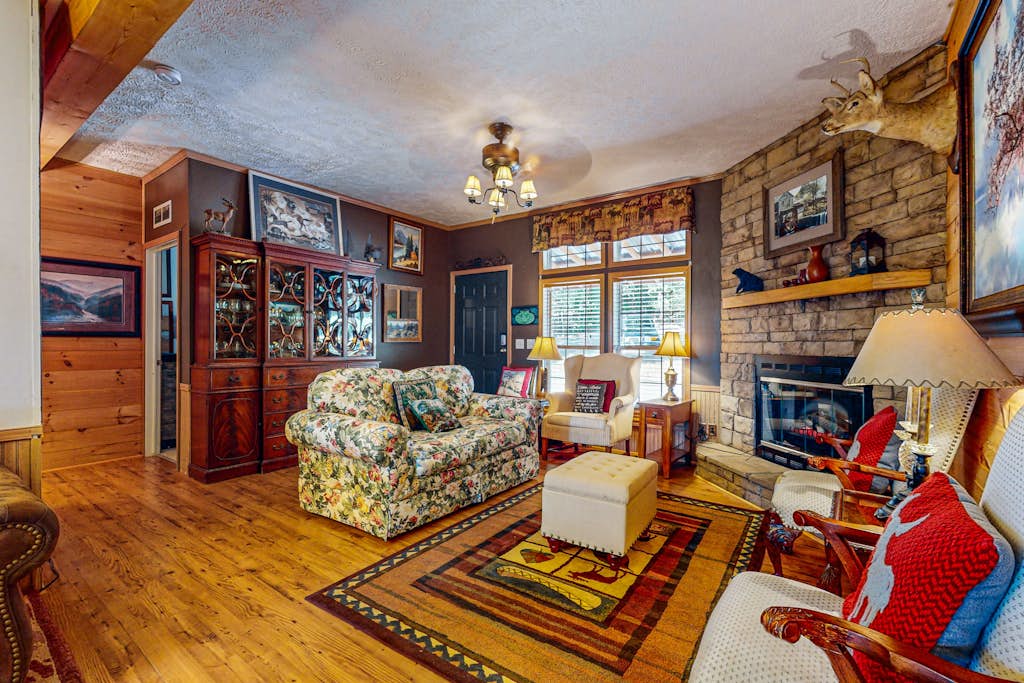 Charming Cabin, Sleeps 8ใปFire PitใปPicnic Area โ Sevierville, TN โ vacation rental